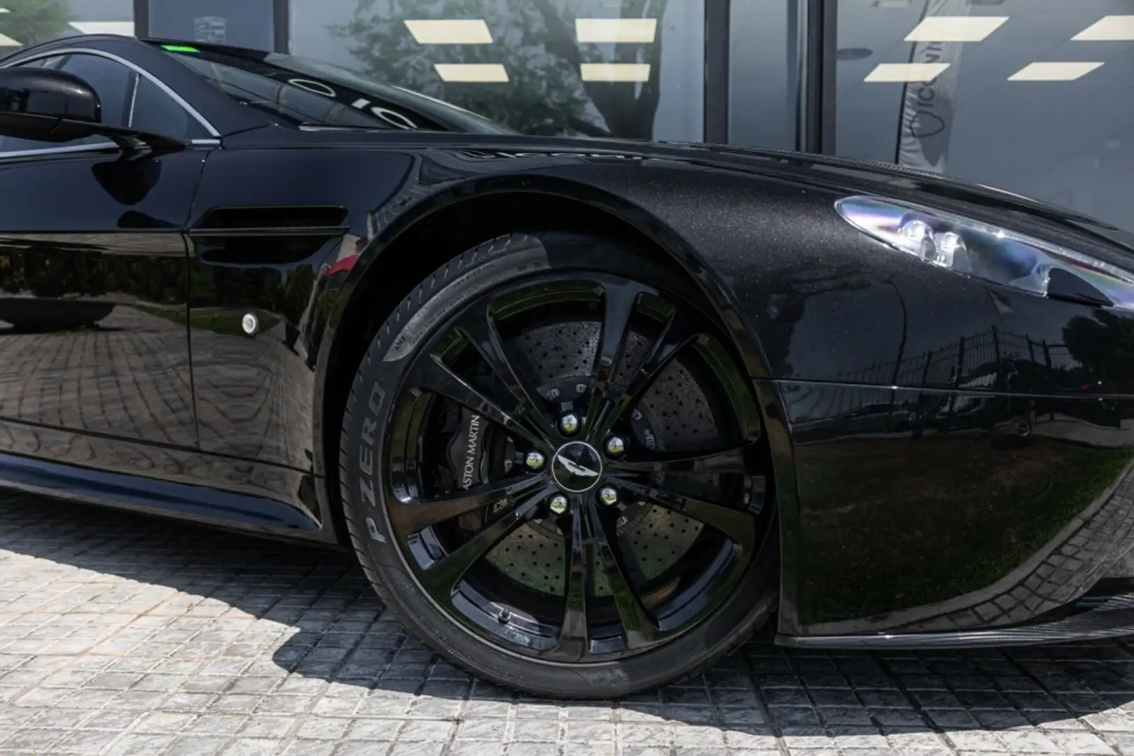 Aston Martin Vantage V12 Negru - 2