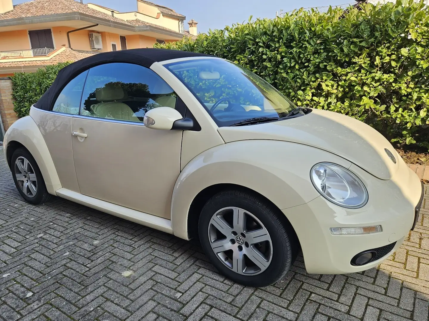 Volkswagen New Beetle Cabrio 1.9 tdi 105cv Бежевий - 1