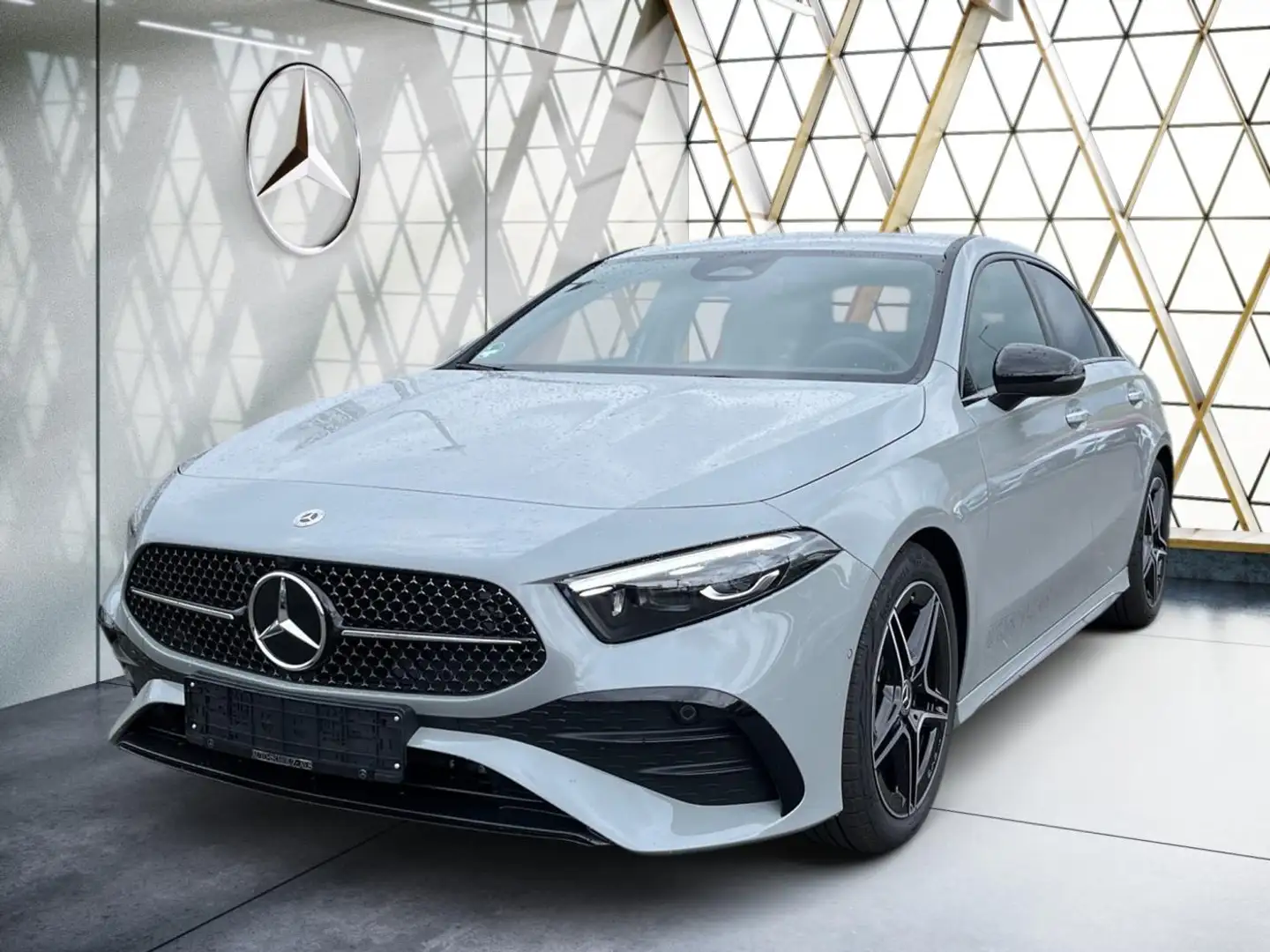 Mercedes-Benz A 180 Limousine AMG Special Edition Night-P*AHK* Grau - 1