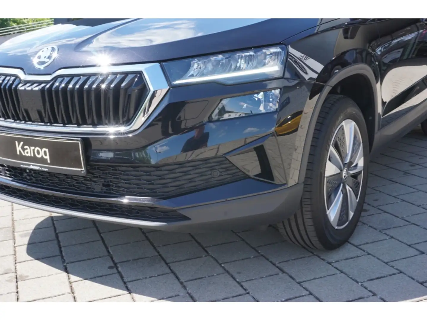 Skoda Karoq 1.5 TSI ACT Selection AHK Navi ACC Kamera WInter S Schwarz - 2