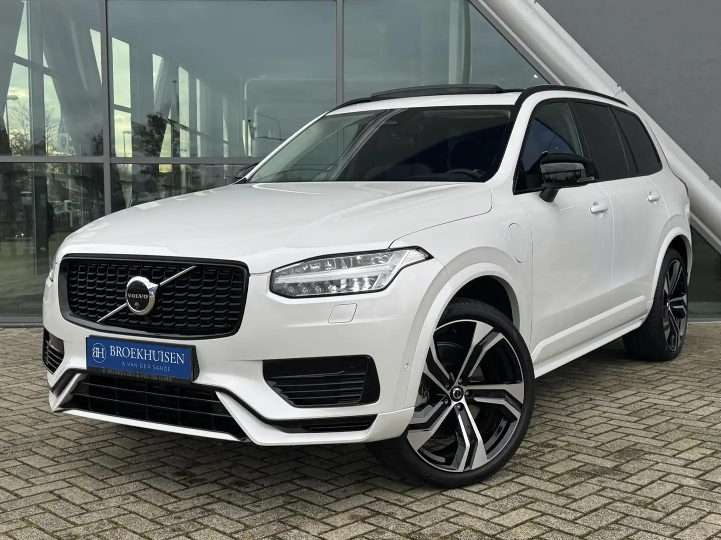 Volvo XC90 2.0 T8 Plug-in hybrid AWD Plus Dark 455pk Luchtver Wit - 1