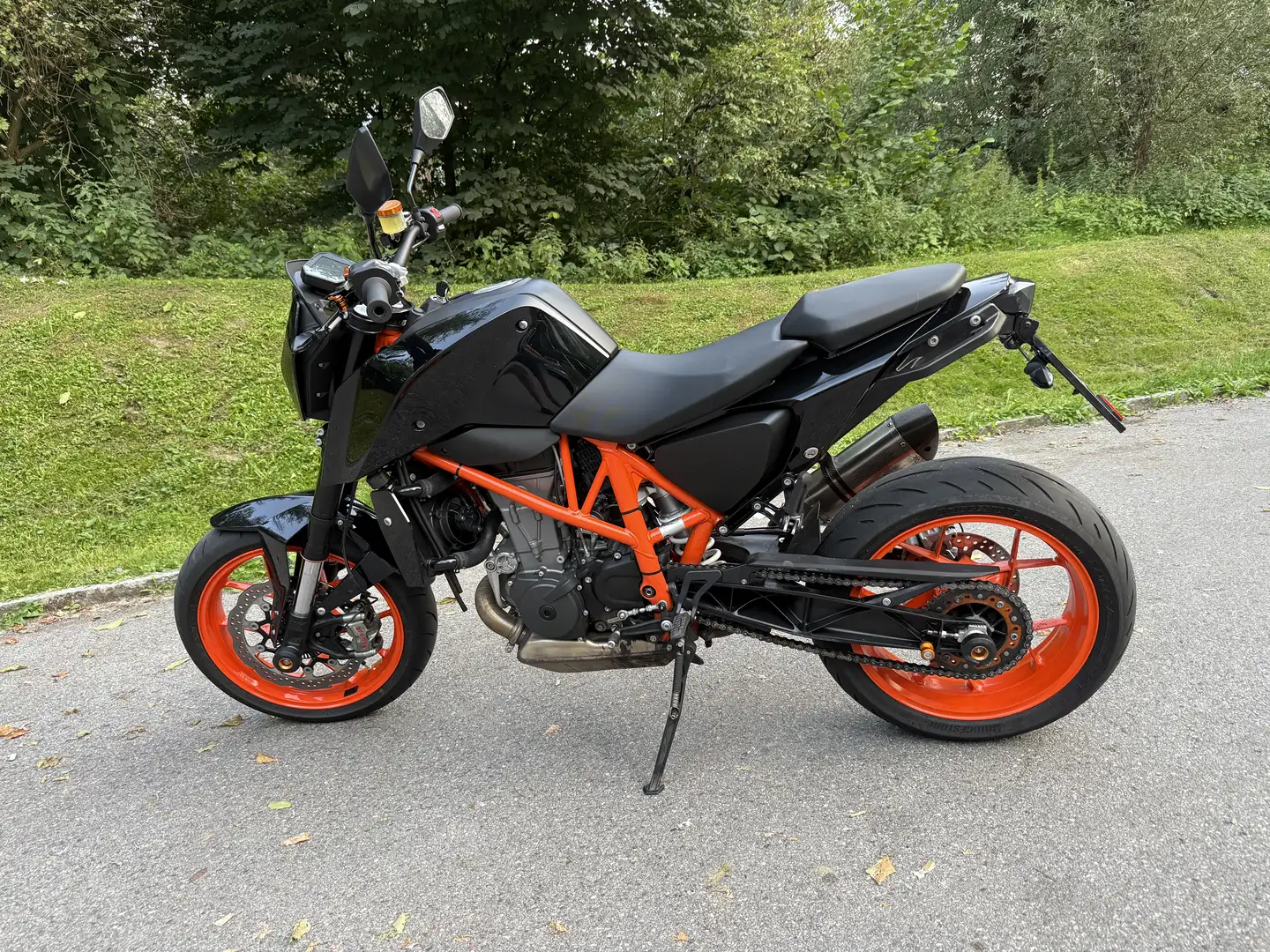 KTM 690 Duke R Schwarz - 1