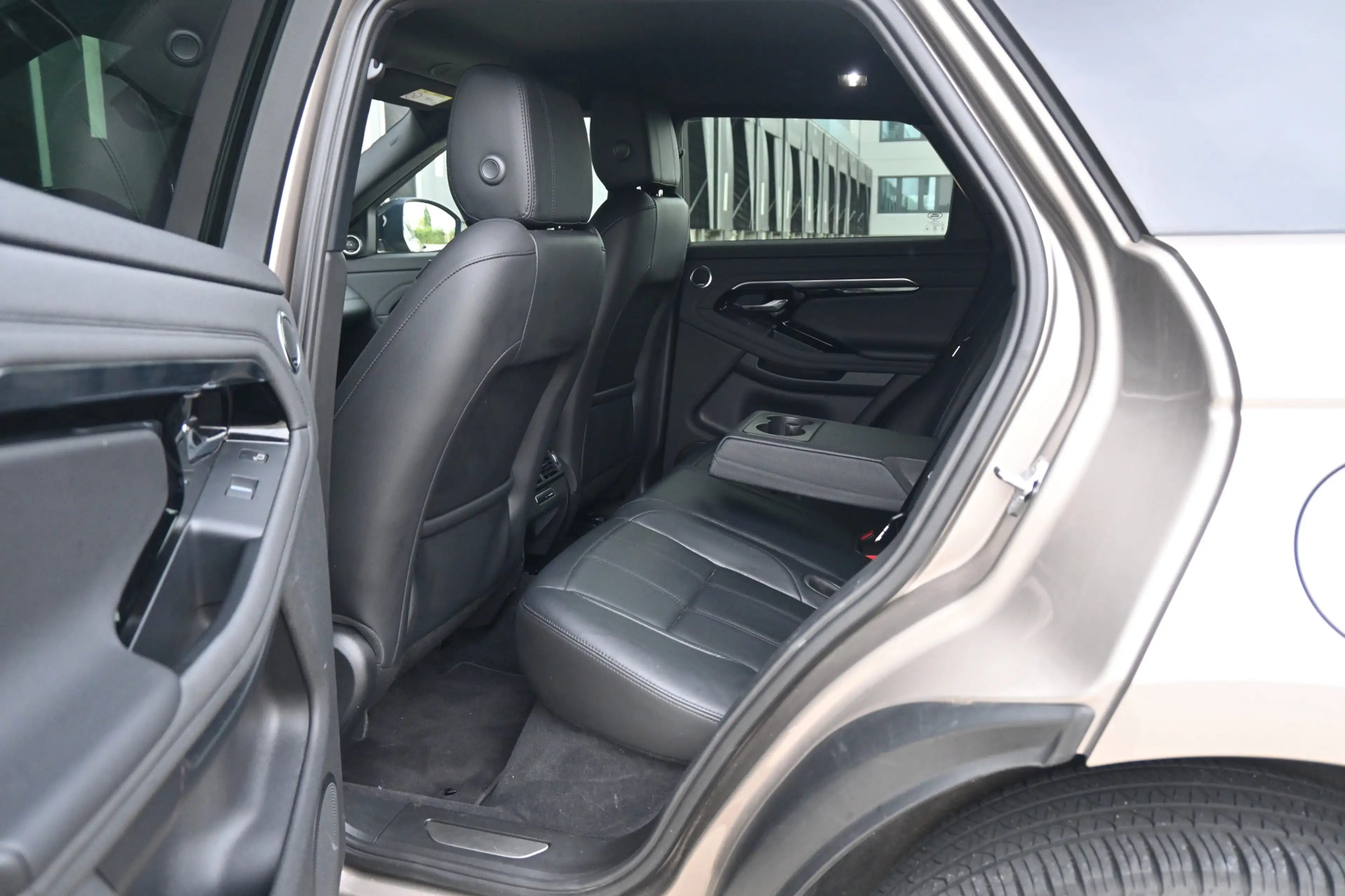 Land Rover Range Rover Evoque 1.5 P300e AWD R-Dynamic SE — photo 7