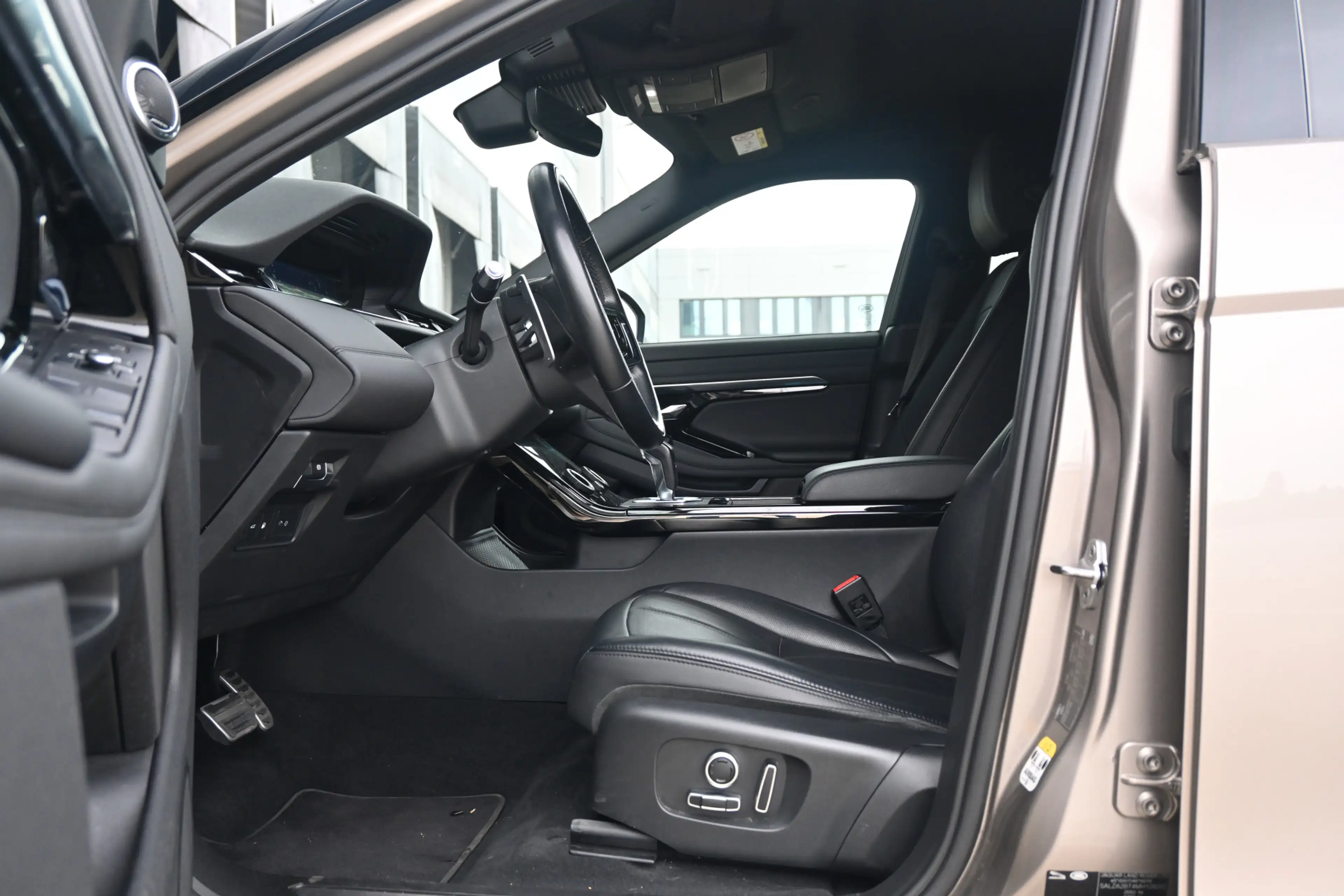 Land Rover Range Rover Evoque 1.5 P300e AWD R-Dynamic SE — photo 2