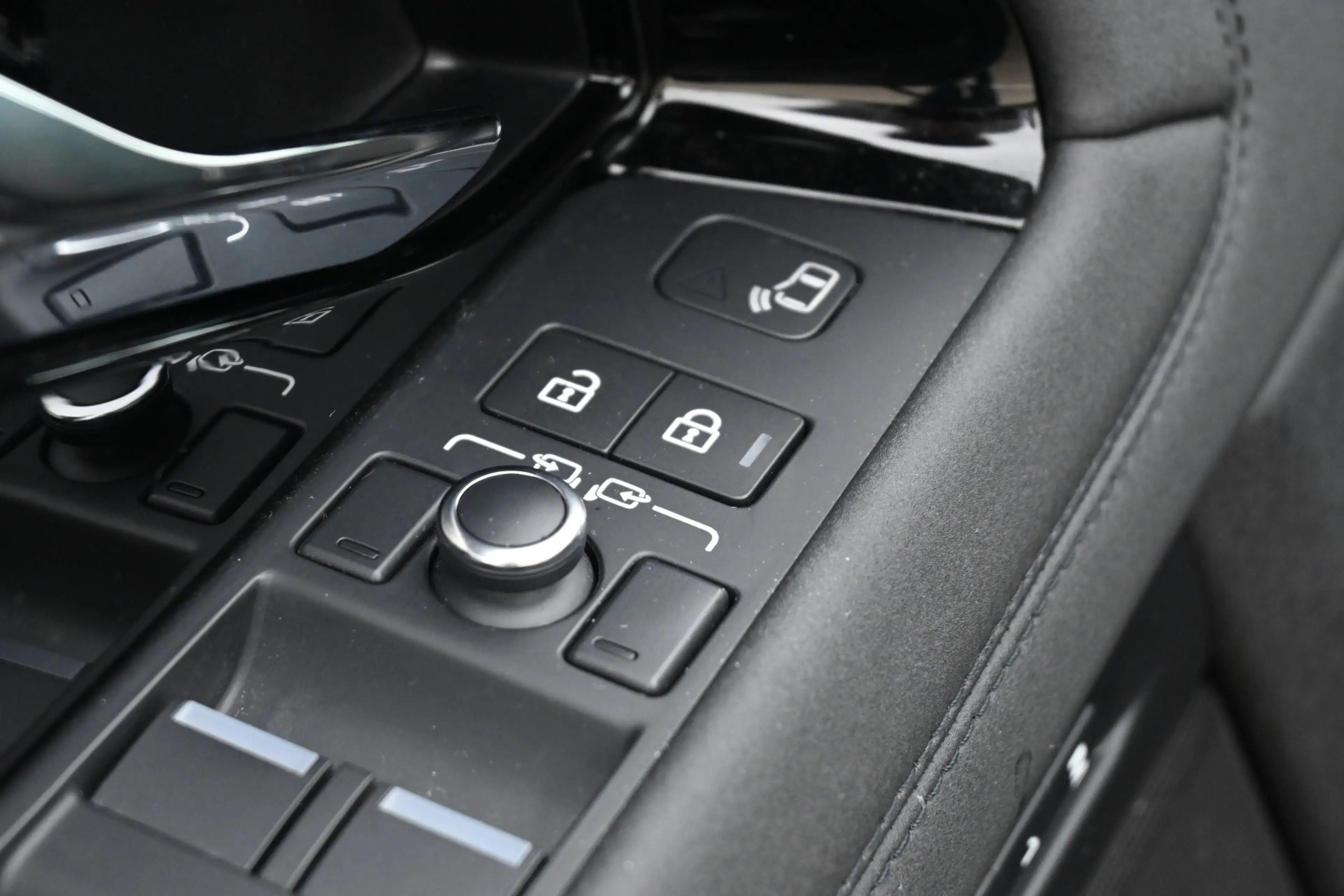 Land Rover Range Rover Evoque 1.5 P300e AWD R-Dynamic SE — photo 26