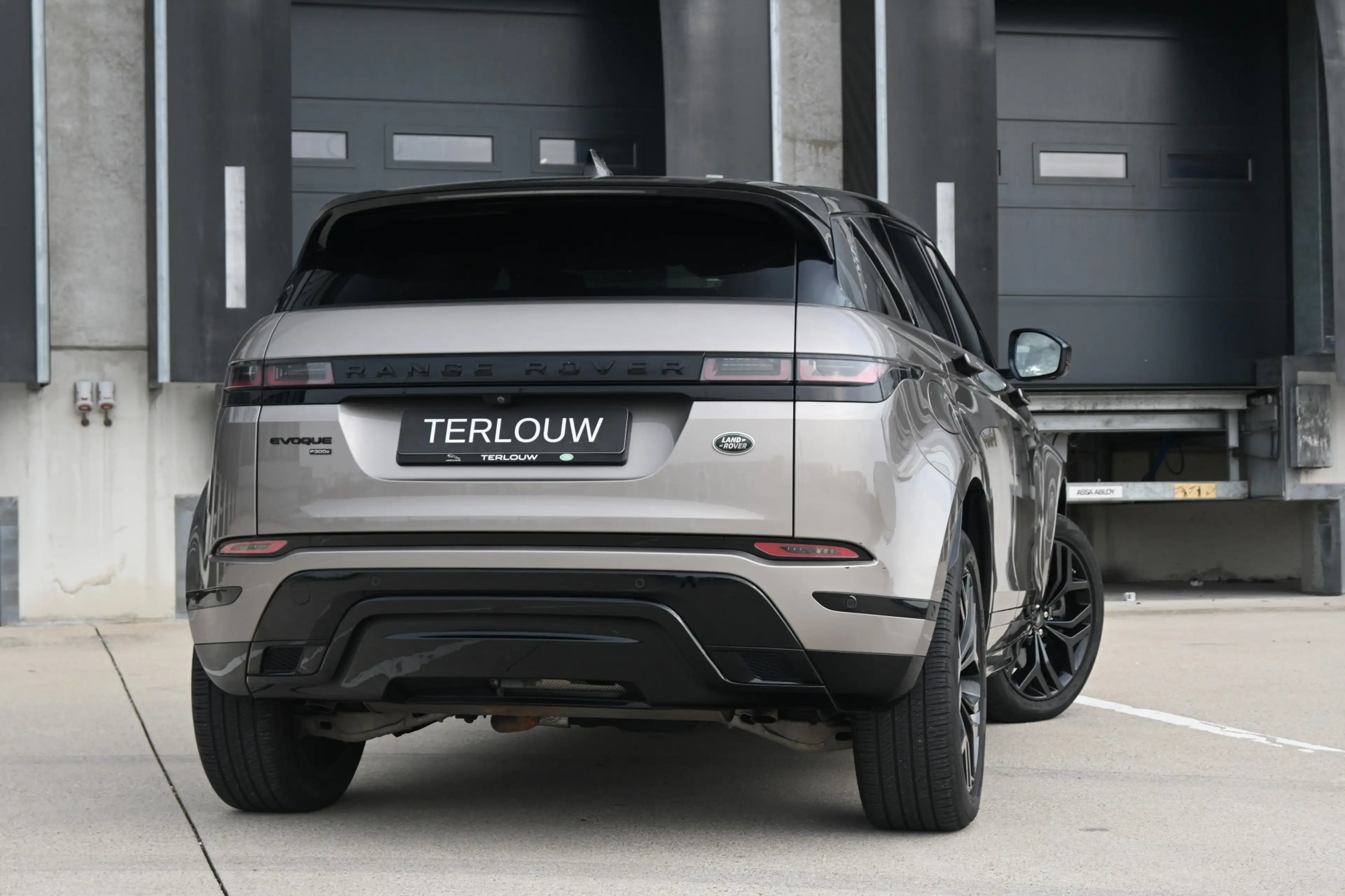 Land Rover Range Rover Evoque 1.5 P300e AWD R-Dynamic SE — photo 3