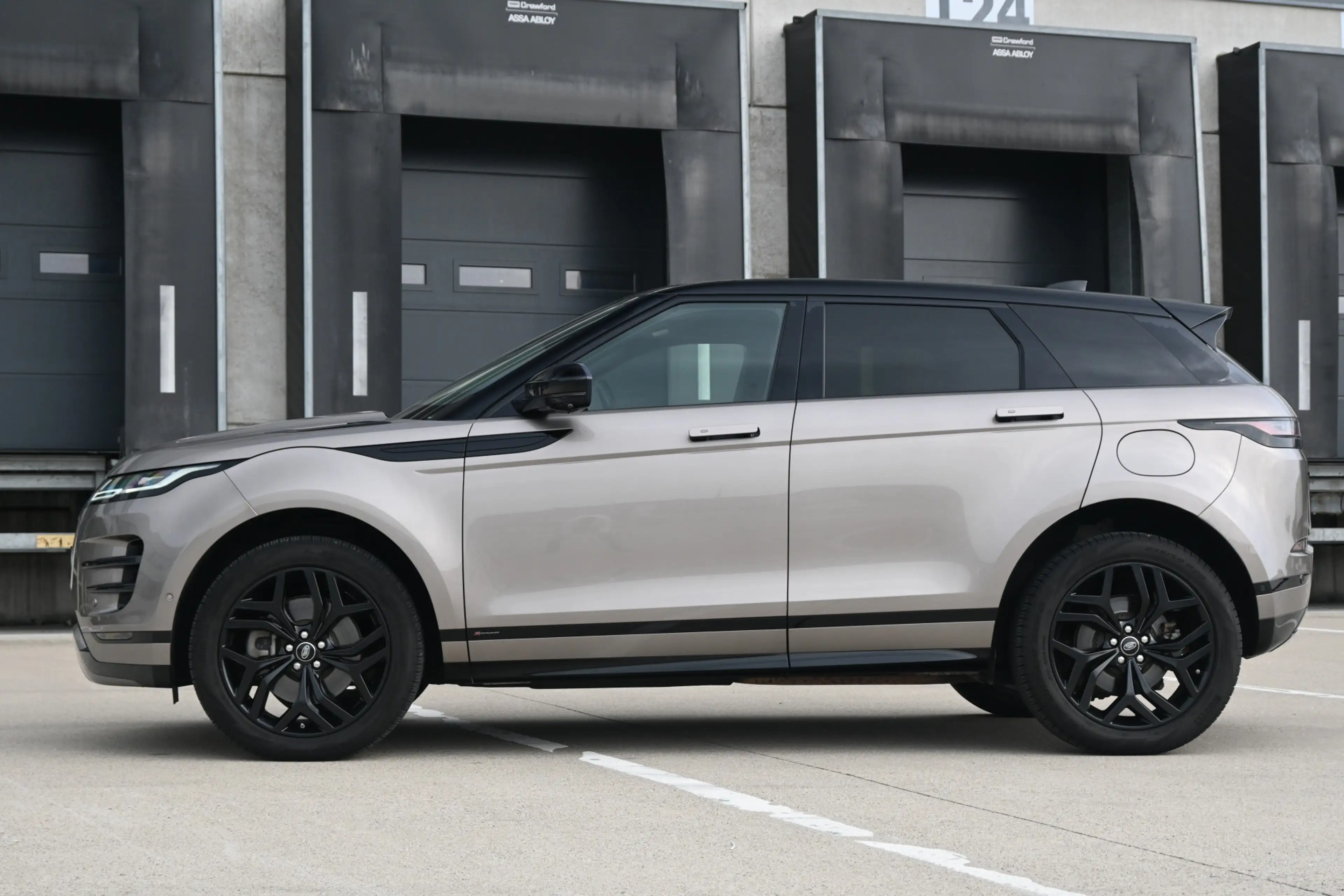 Land Rover Range Rover Evoque 1.5 P300e AWD R-Dynamic SE — photo 9