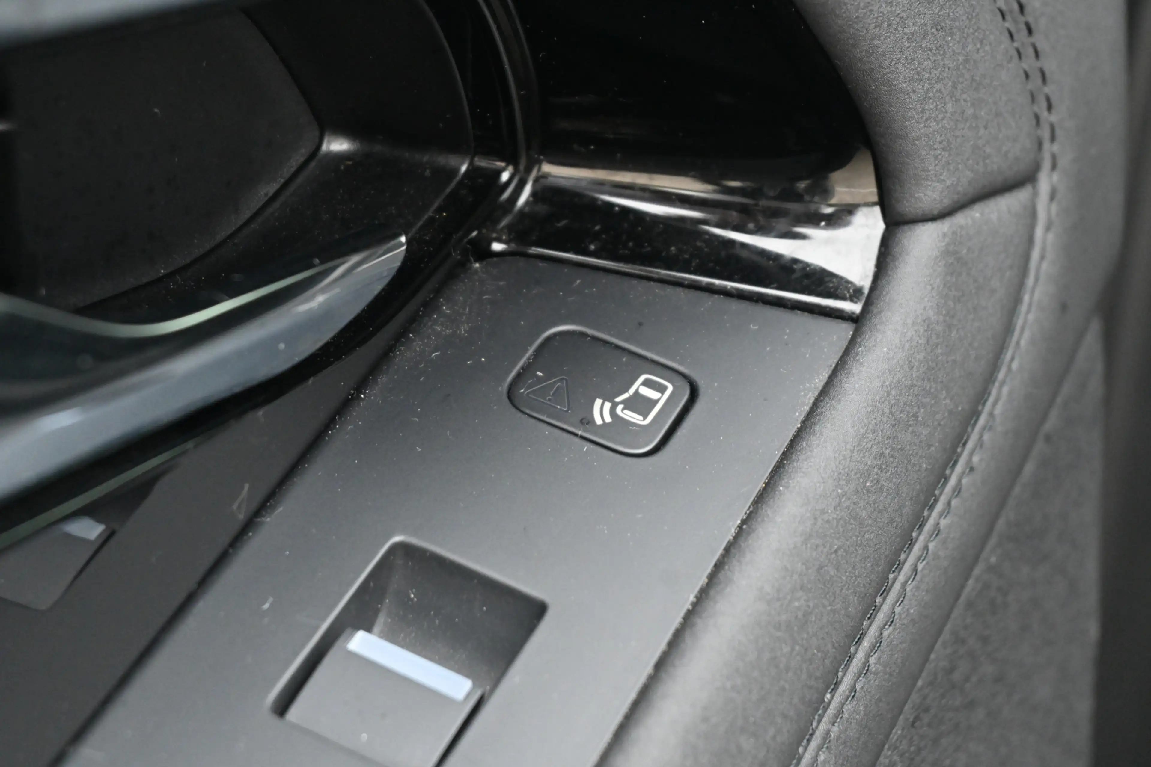Land Rover Range Rover Evoque 1.5 P300e AWD R-Dynamic SE — photo 24
