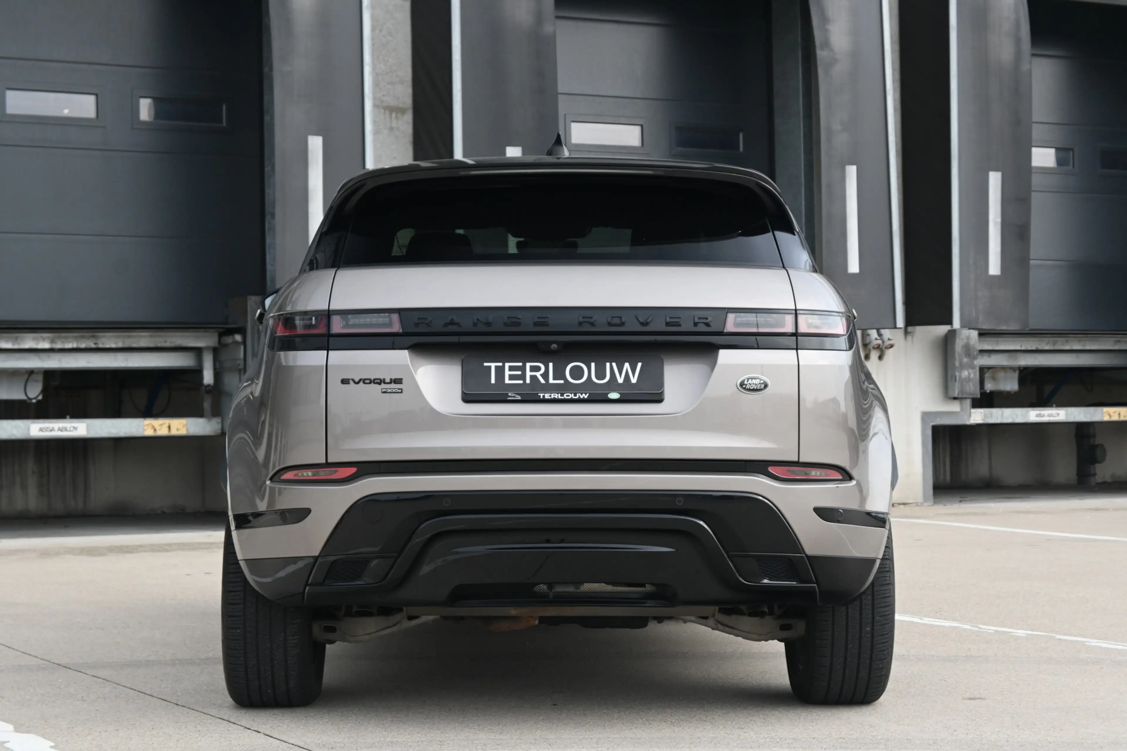 Land Rover Range Rover Evoque 1.5 P300e AWD R-Dynamic SE — photo 8