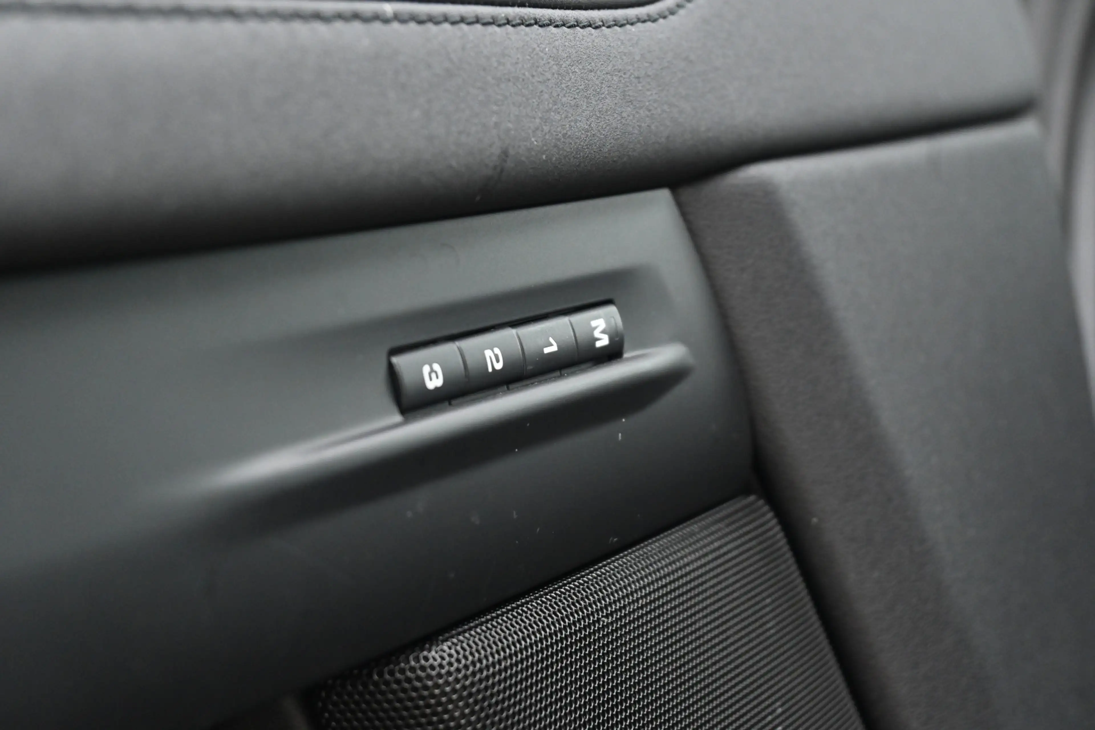Land Rover Range Rover Evoque 1.5 P300e AWD R-Dynamic SE — photo 23