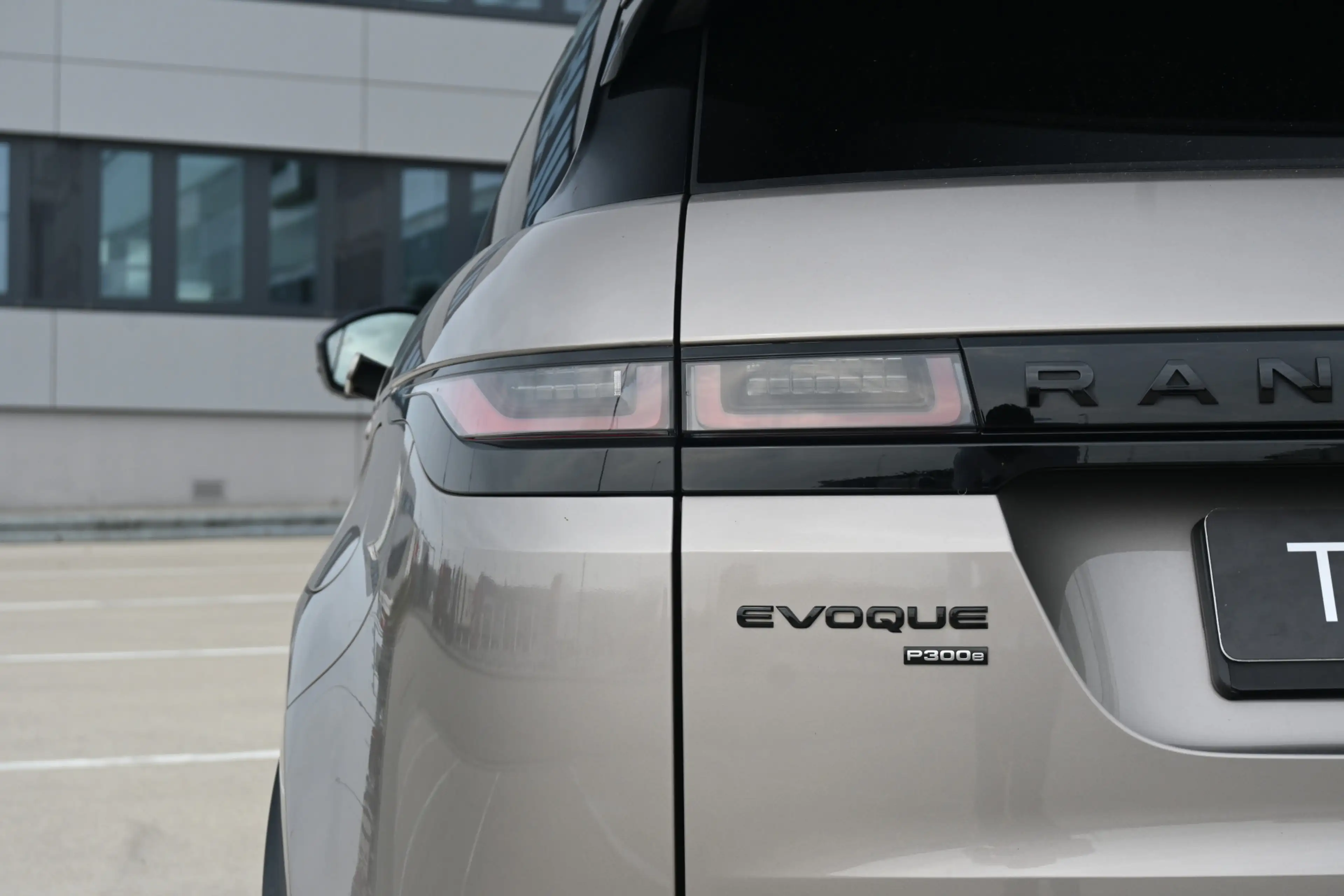 Land Rover Range Rover Evoque 1.5 P300e AWD R-Dynamic SE — photo 15