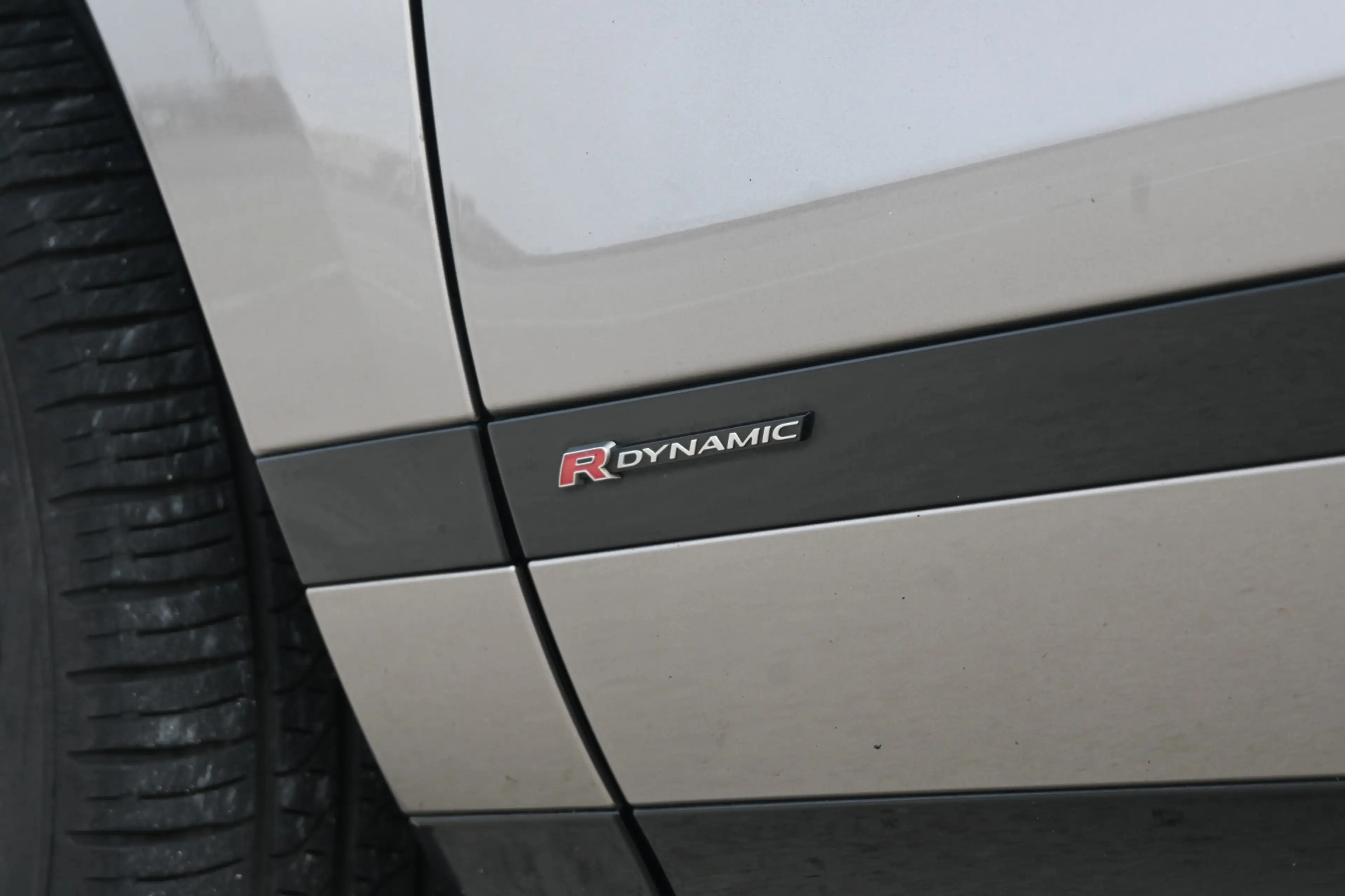 Land Rover Range Rover Evoque 1.5 P300e AWD R-Dynamic SE — photo 12