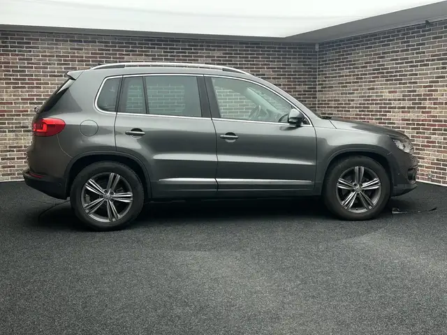 Volkswagen Tiguan view 4
