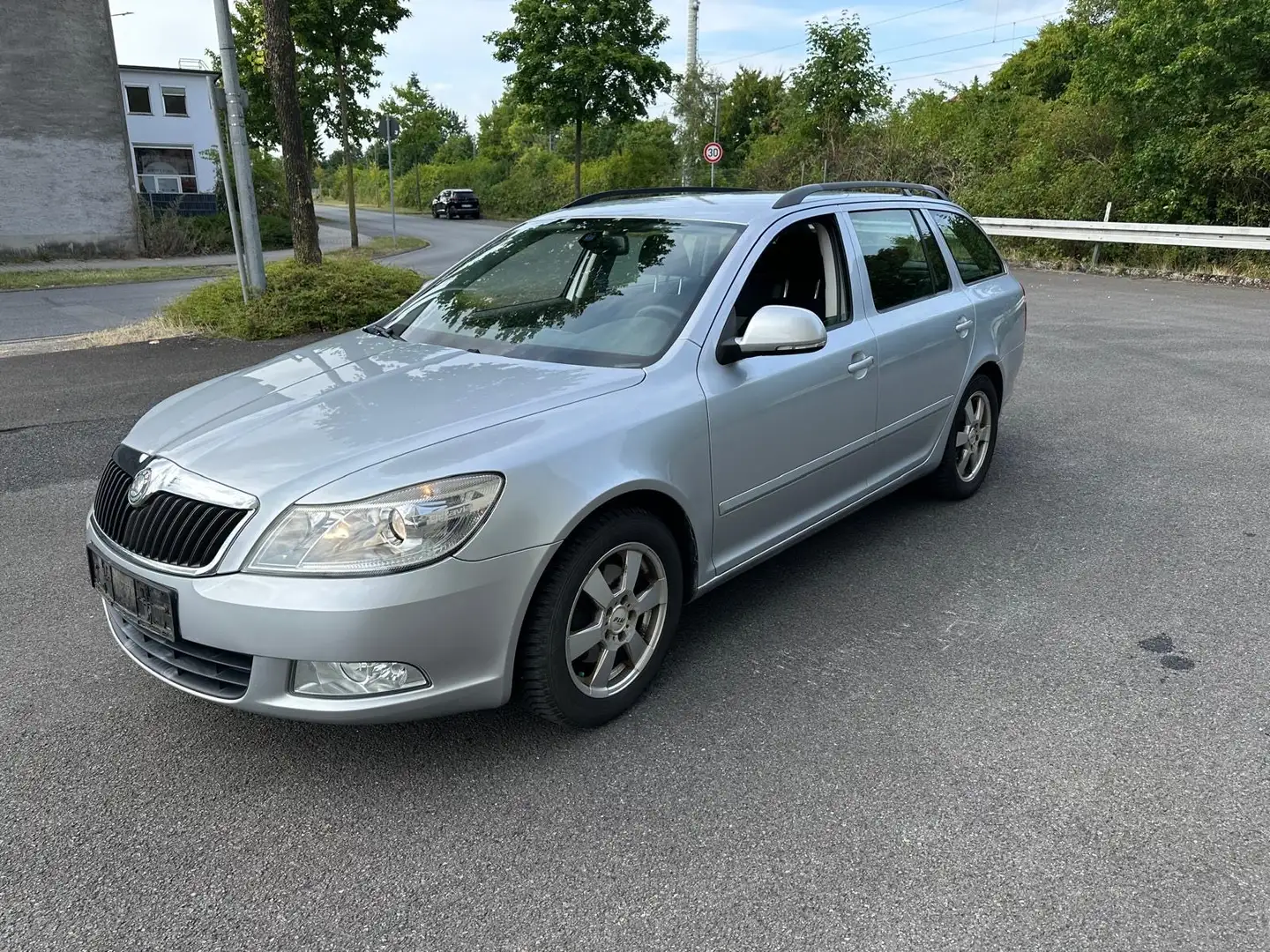 Skoda Octavia Ambiente TÜV NEU Juli 2027 Grau - 2