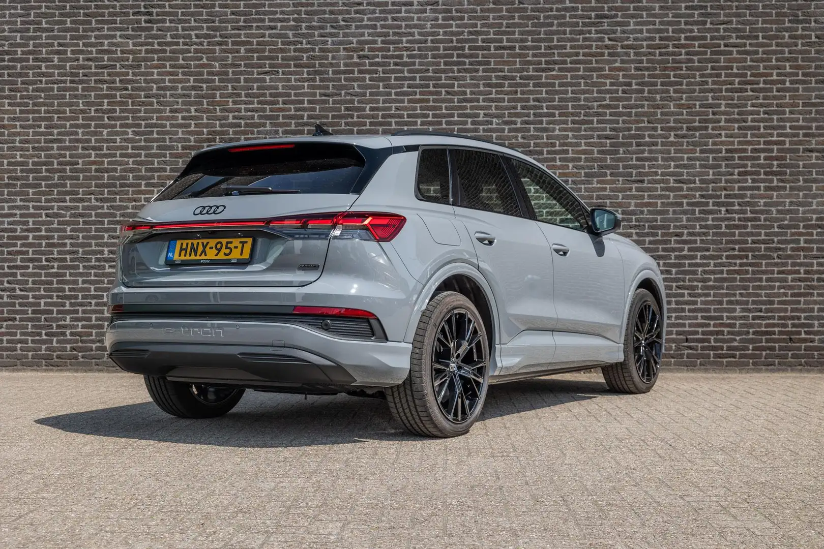 Audi Q4 e-tron 45 286pk quattro Advanced Edition 82 kWh | 21" Vel Grijs - 2