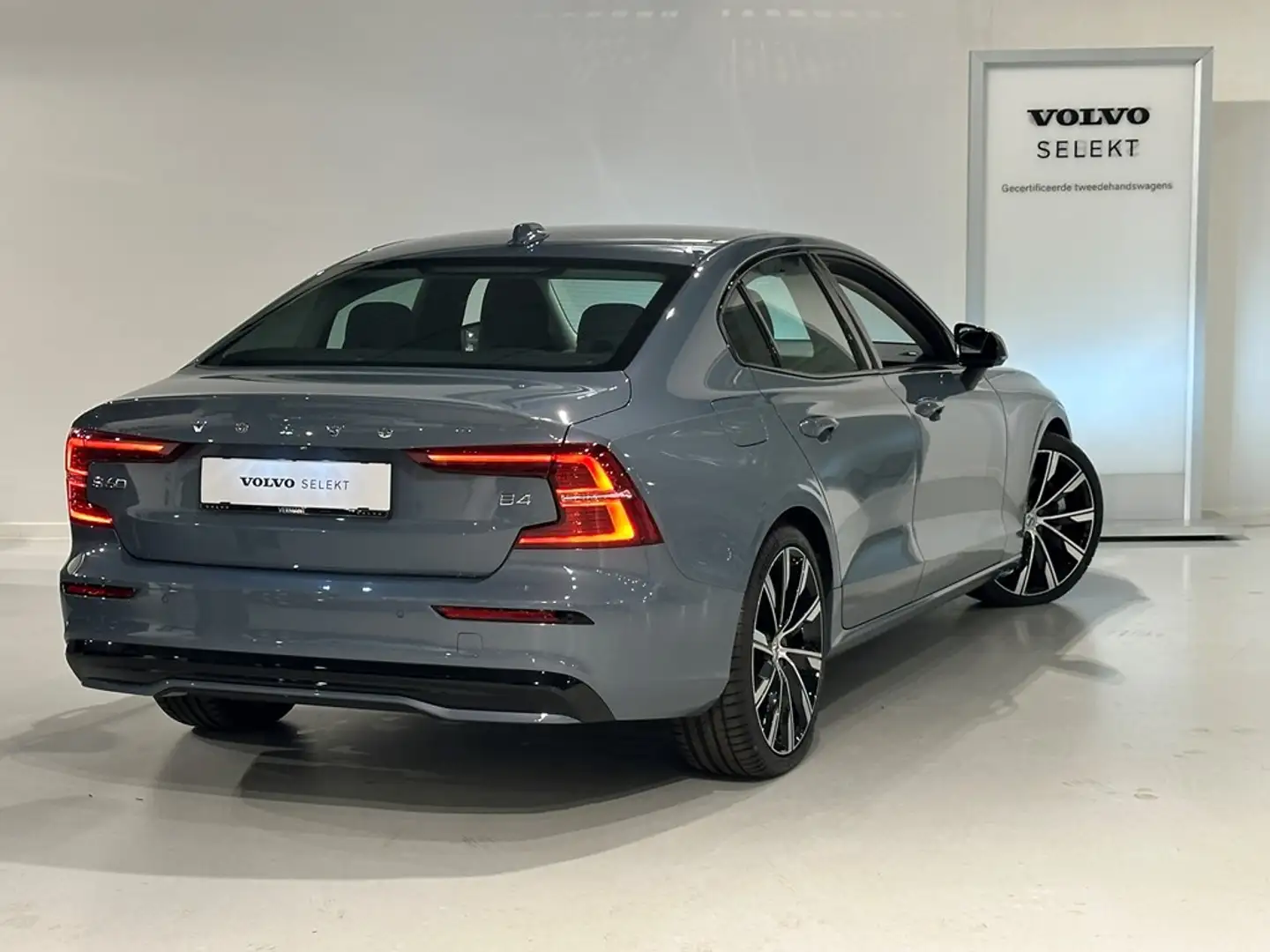 Volvo S60 B4 Mild Hybride Plus Dark Grijs - 2