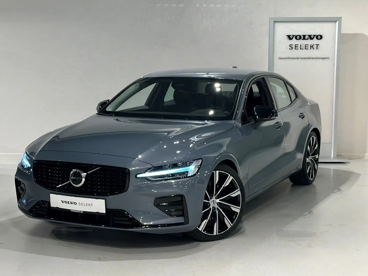 Volvo S60 B4 Mild Hybride Plus Dark Grijs - 1