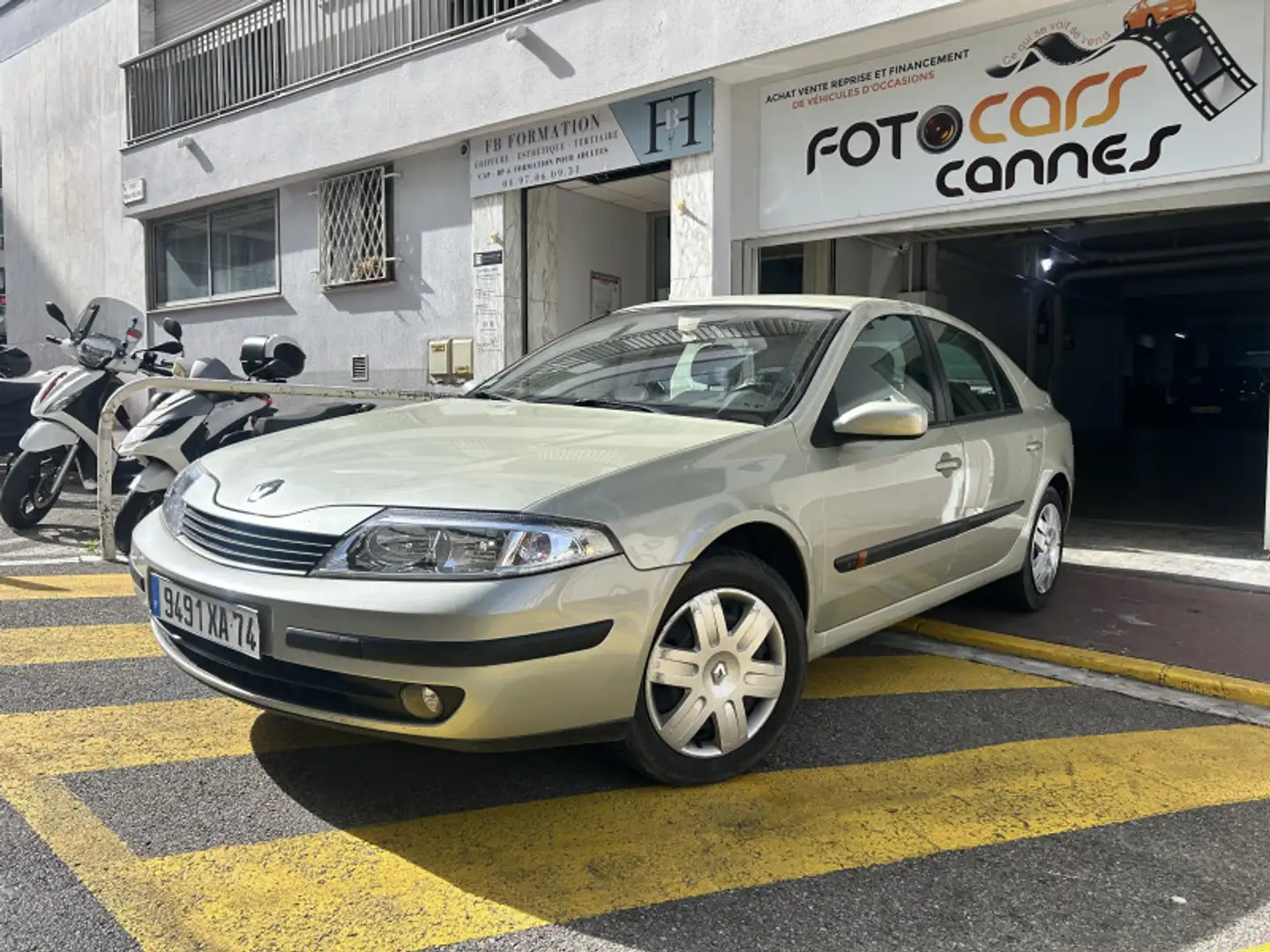 Renault Laguna 1.6 16V 110CH EXPRESSION Šedá - 1