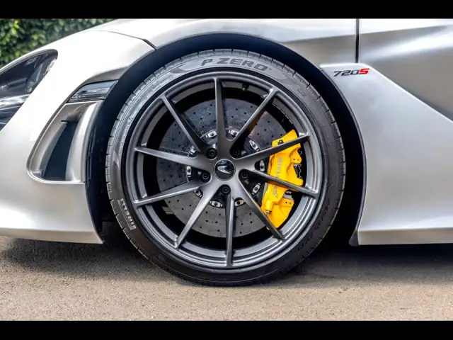 Mclaren 720s view 8