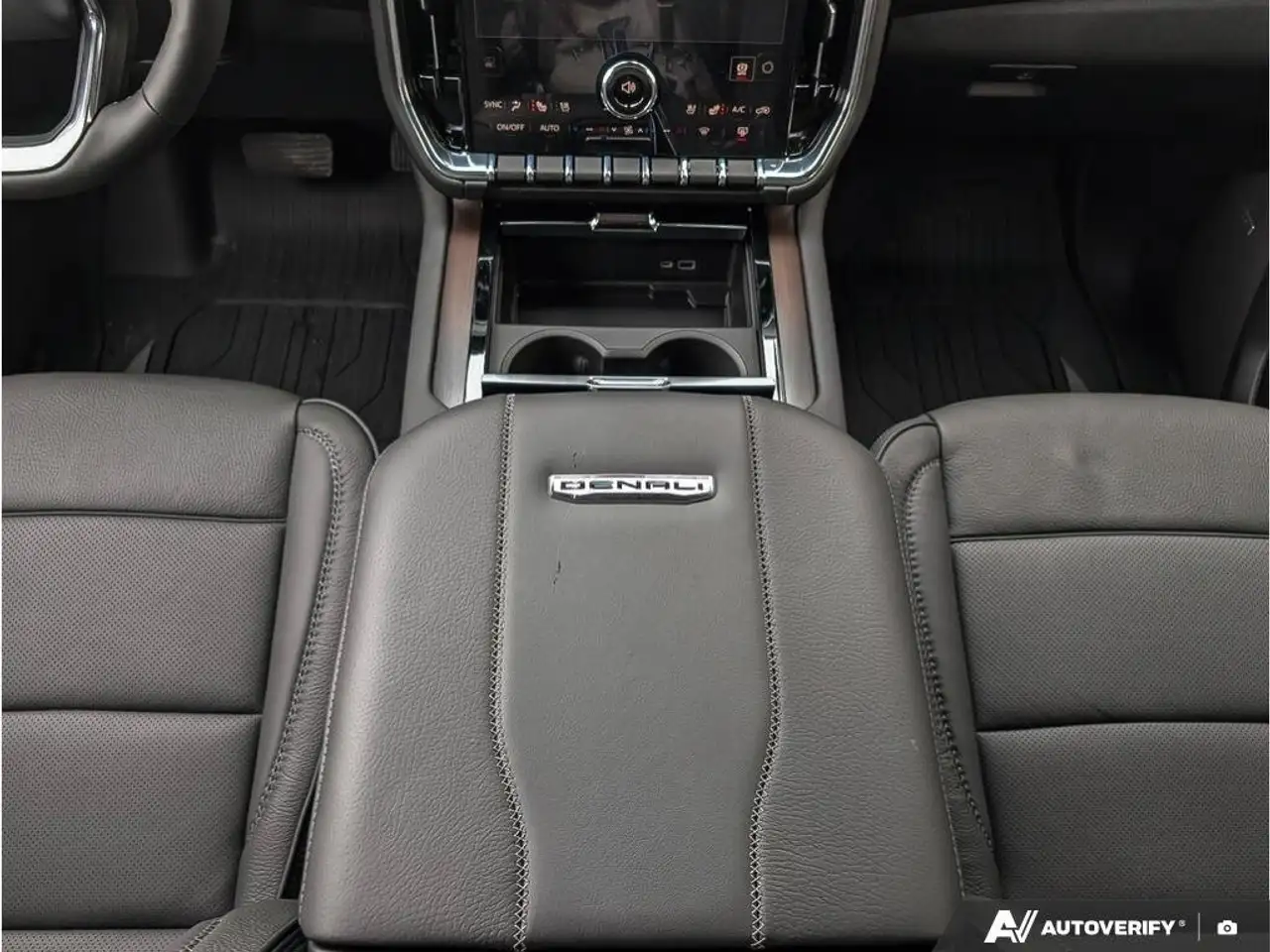 GMC Yukon снимка GMC Yukon