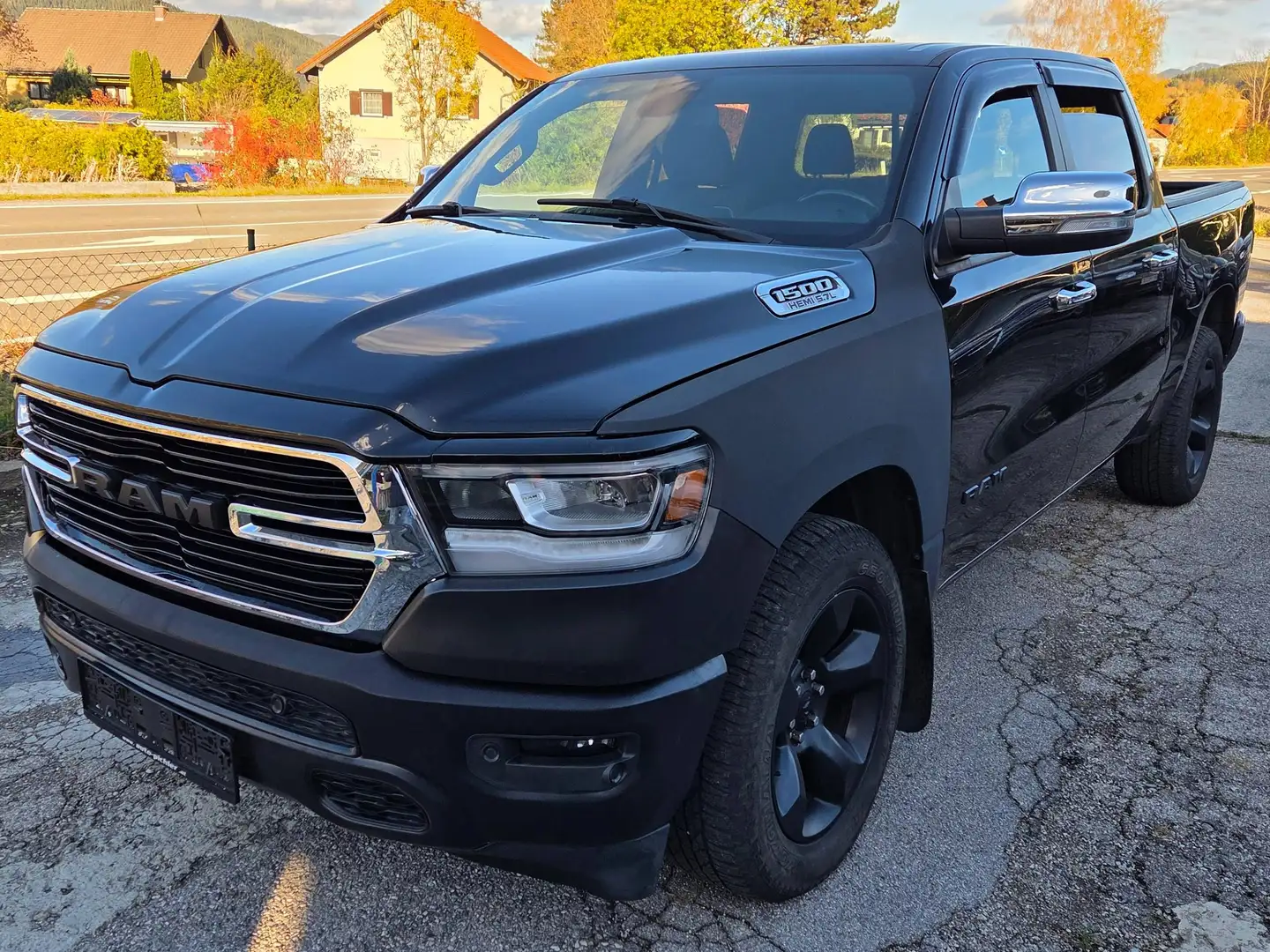 Dodge RAM 5.7 V8   BIGHORN Schwarz - 1