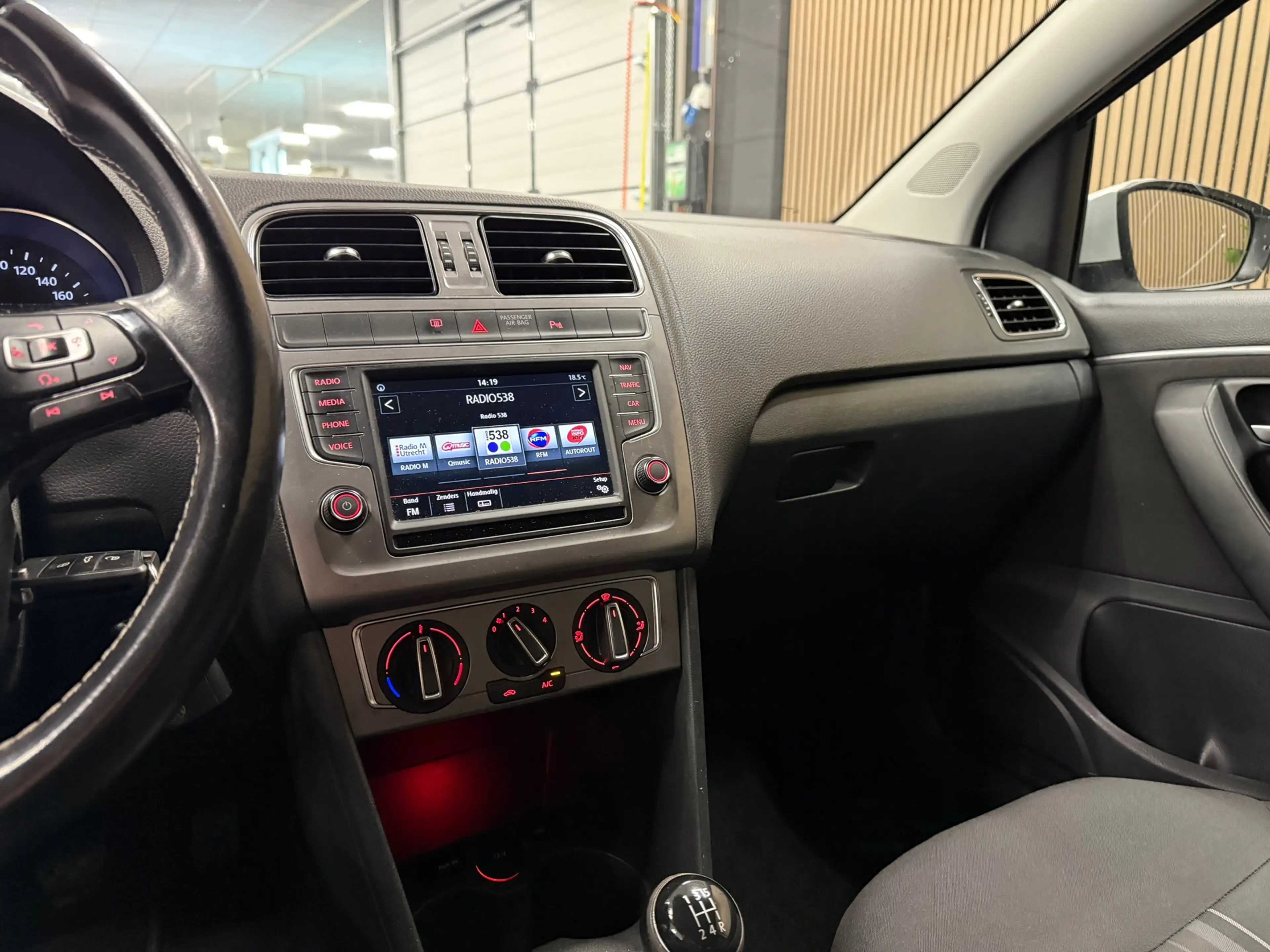 Volkswagen Polo 1.0 First Edition * Navigatie / Cruise control / B — photo 21