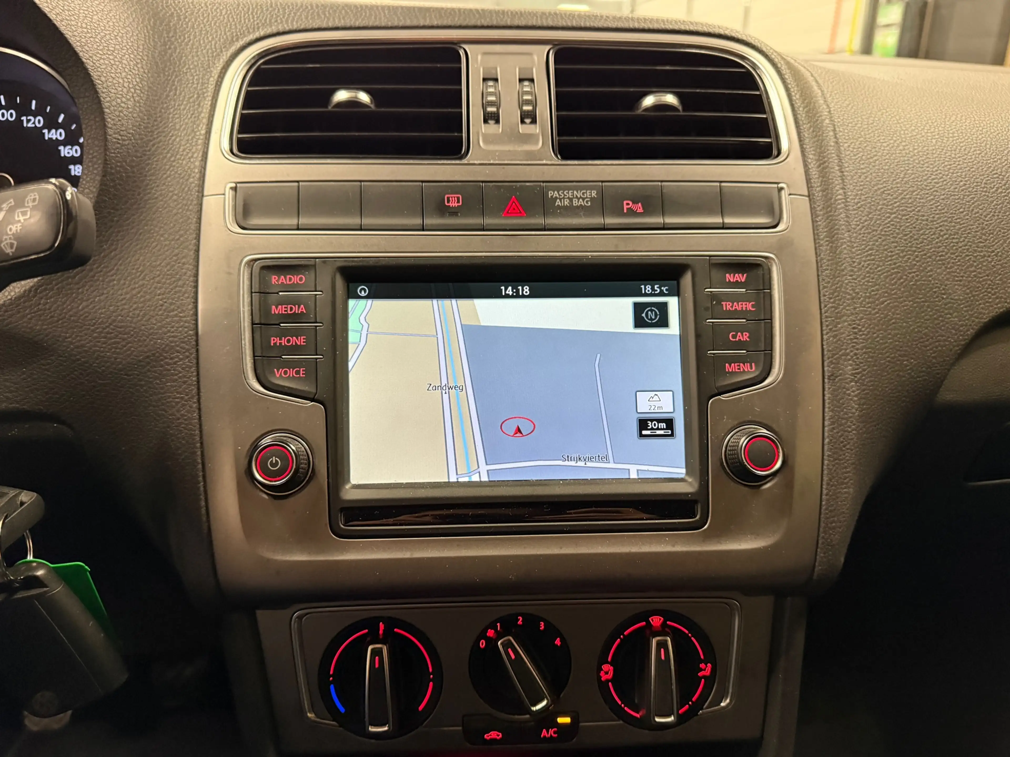 Volkswagen Polo 1.0 First Edition * Navigatie / Cruise control / B — photo 17