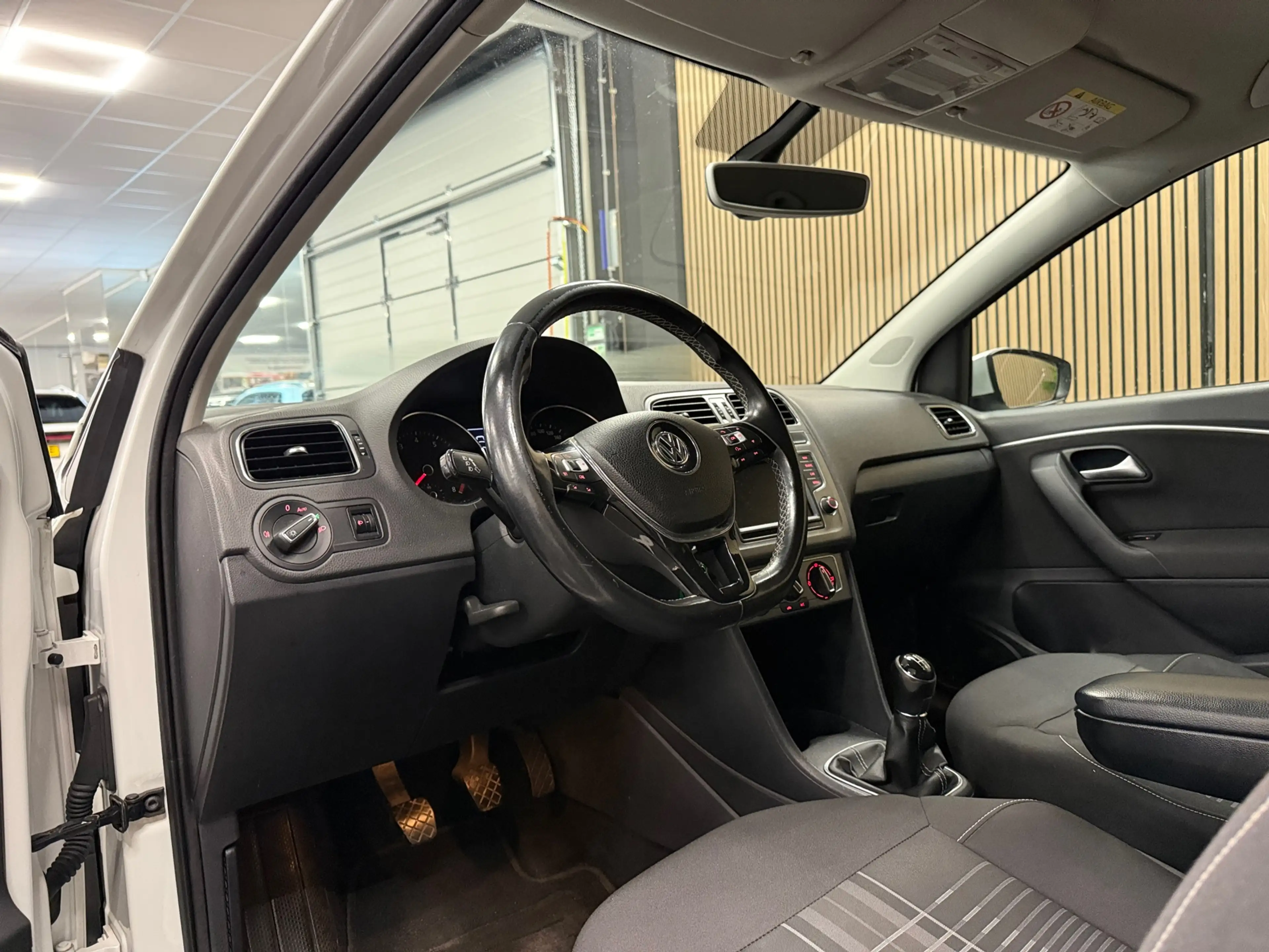 Volkswagen Polo 1.0 First Edition * Navigatie / Cruise control / B — photo 12