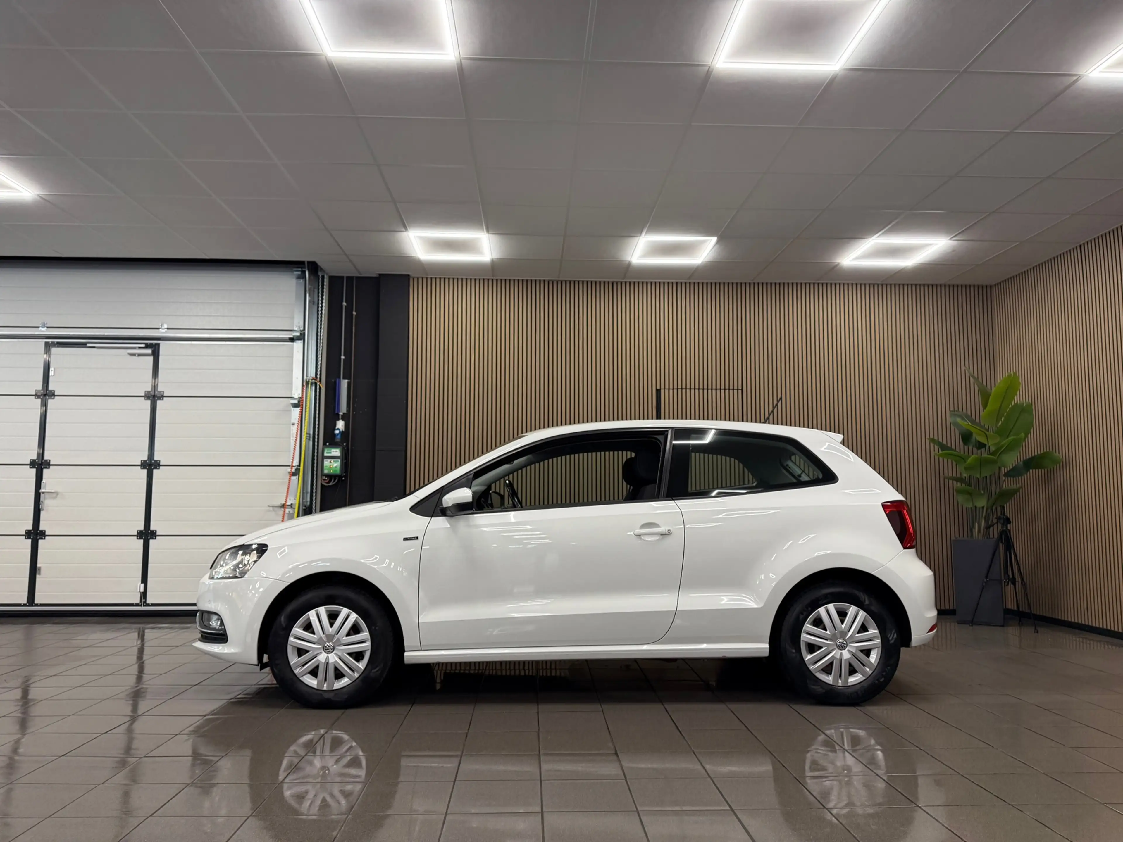Volkswagen Polo 1.0 First Edition * Navigatie / Cruise control / B — photo 2