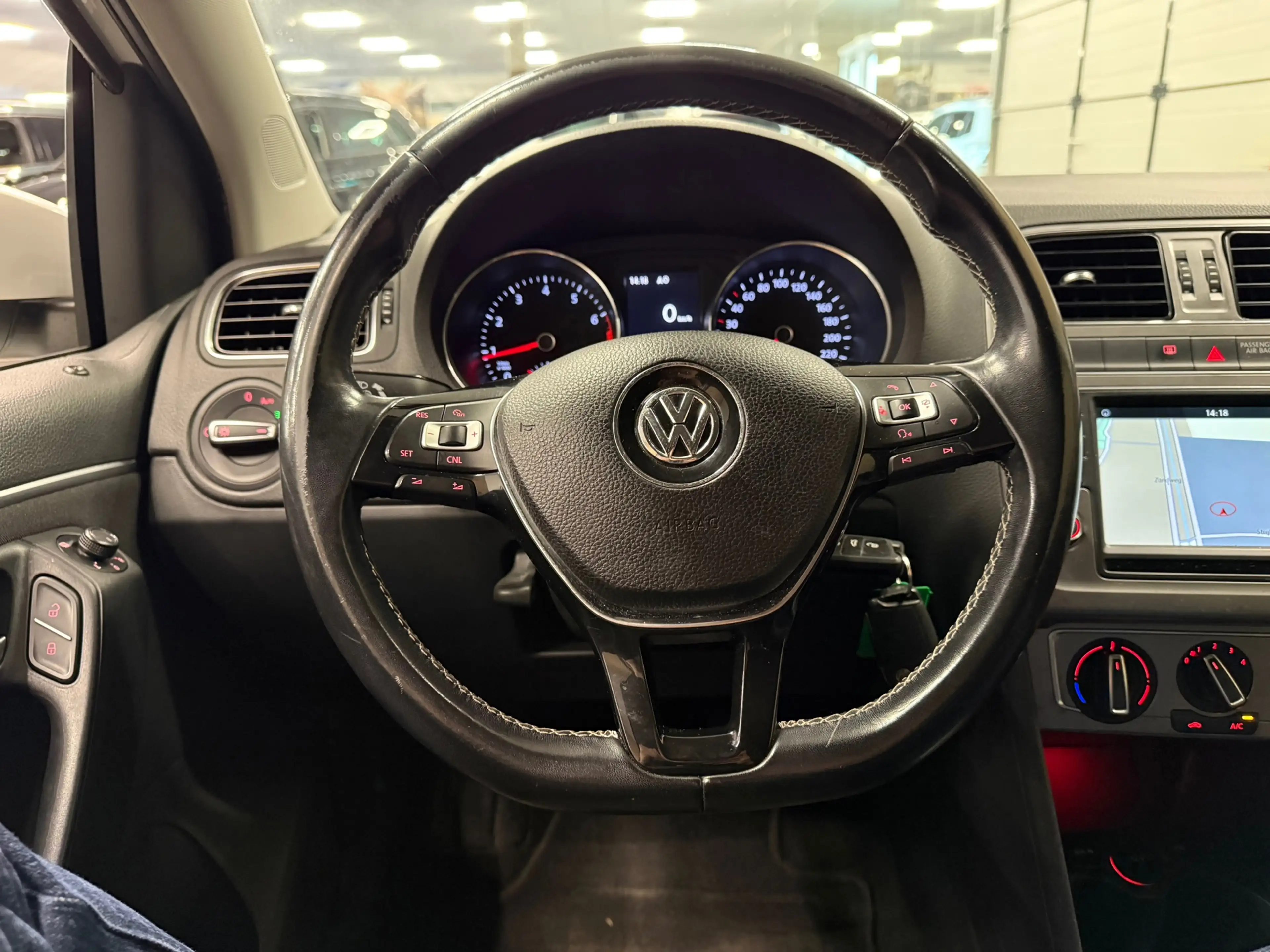Volkswagen Polo 1.0 First Edition * Navigatie / Cruise control / B — photo 13