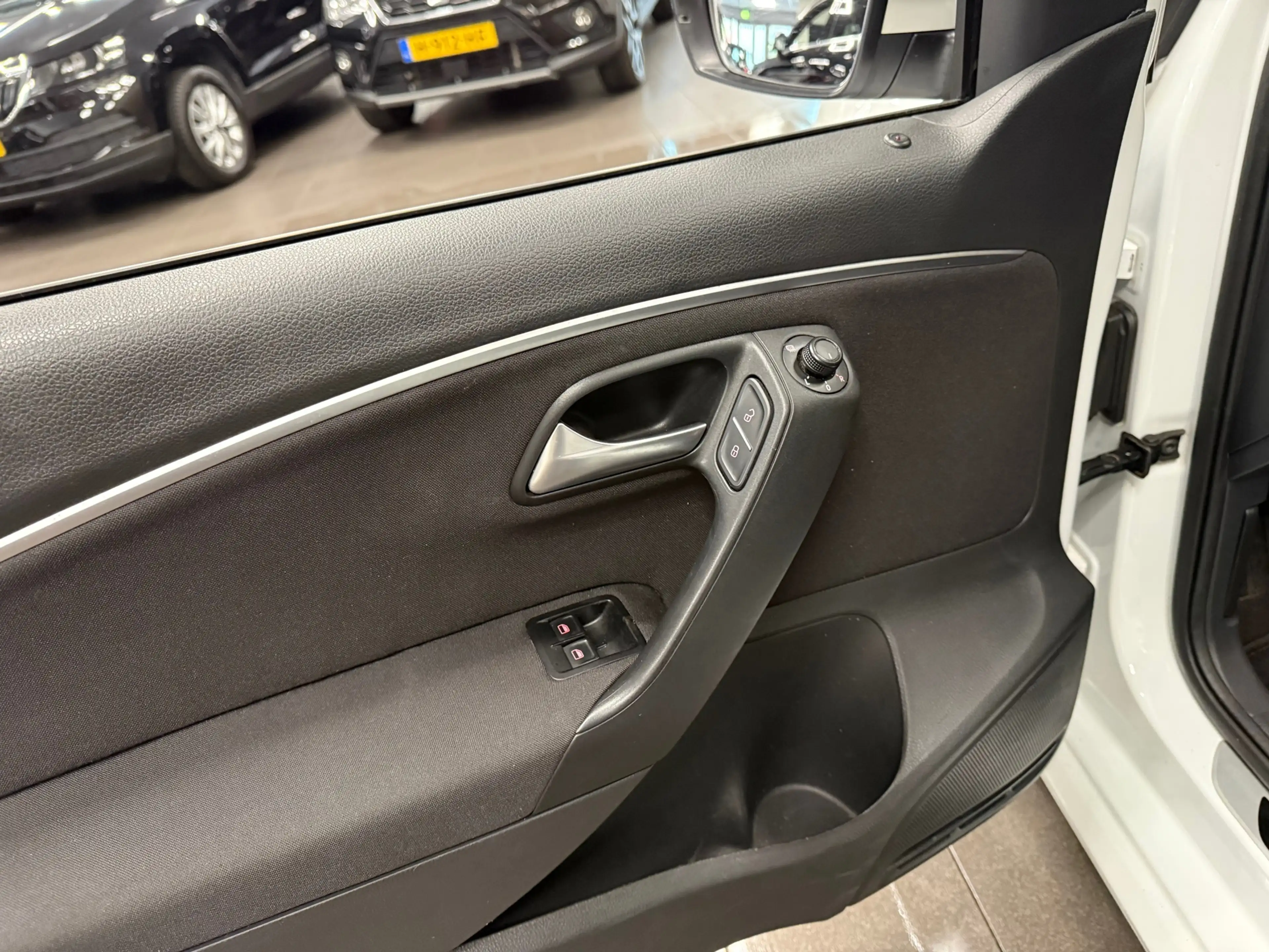 Volkswagen Polo 1.0 First Edition * Navigatie / Cruise control / B — photo 10