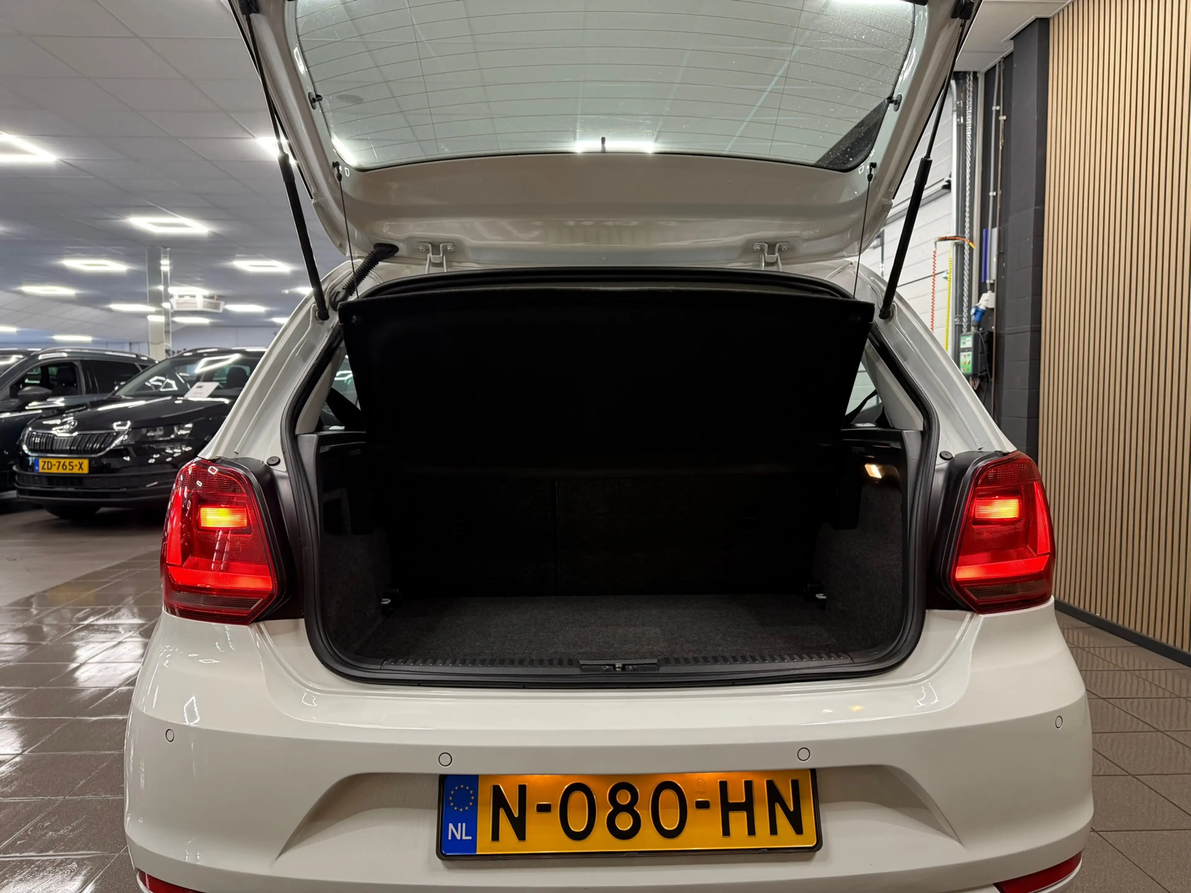 Volkswagen Polo 1.0 First Edition * Navigatie / Cruise control / B — photo 5