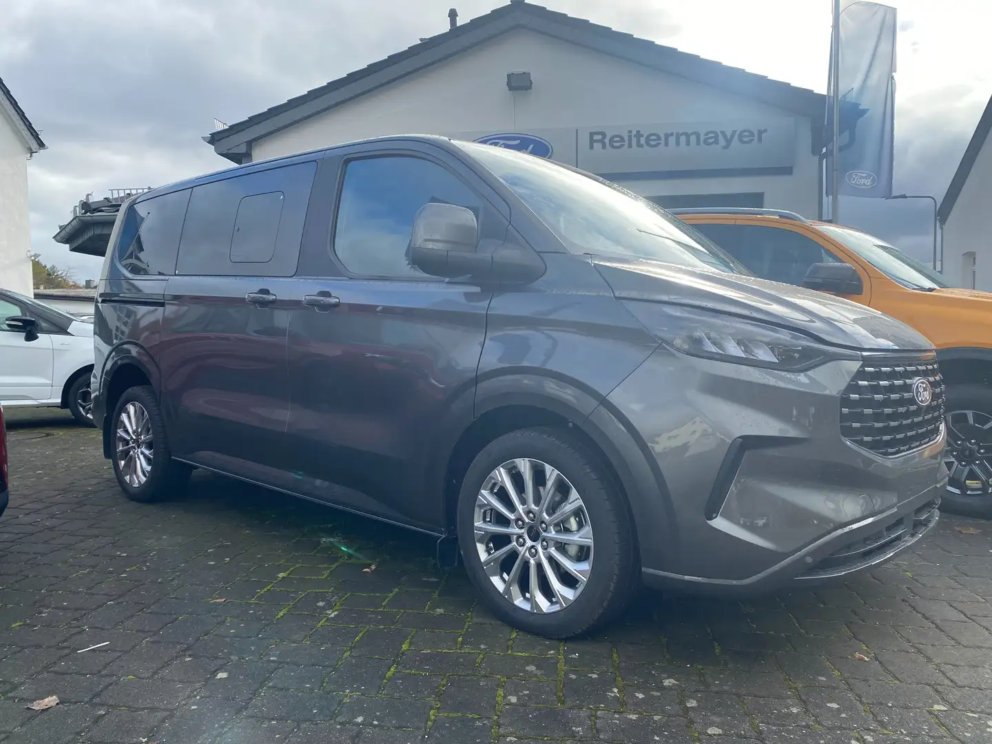 Ford Tourneo Custom 320 L1 4x4 Automatik Titanium, Pano, Standheizung Grau - 2
