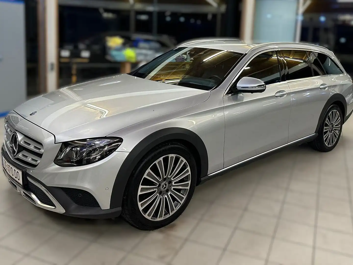 Mercedes-Benz E 220 E 220 d T All-Terrain 4MATIC Aut. All-Terrain Silber - 1