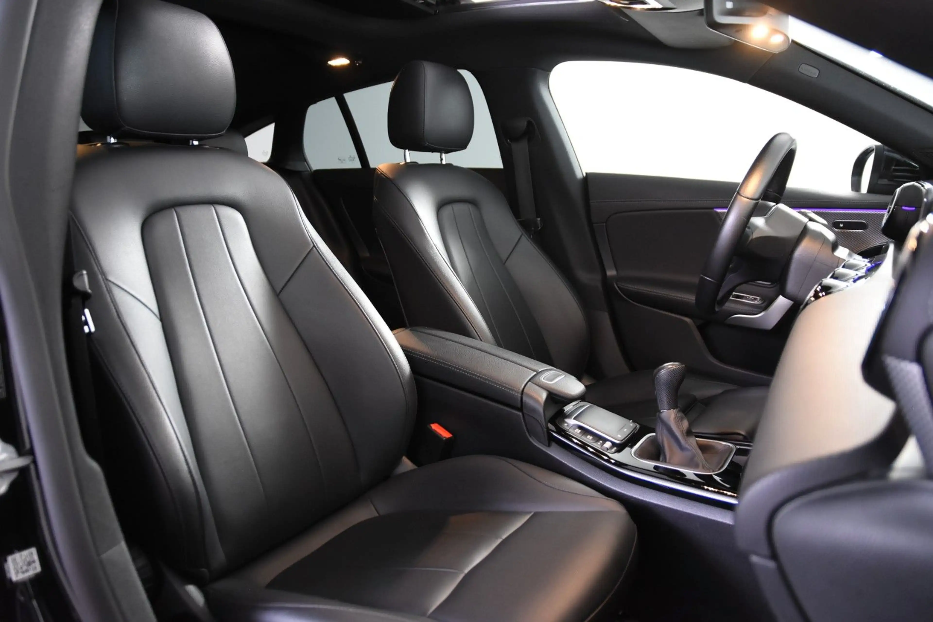 Mercedes-Benz CLA 180 Luxury *1.Hand*Leder*Pano.*SHZ* — photo 3