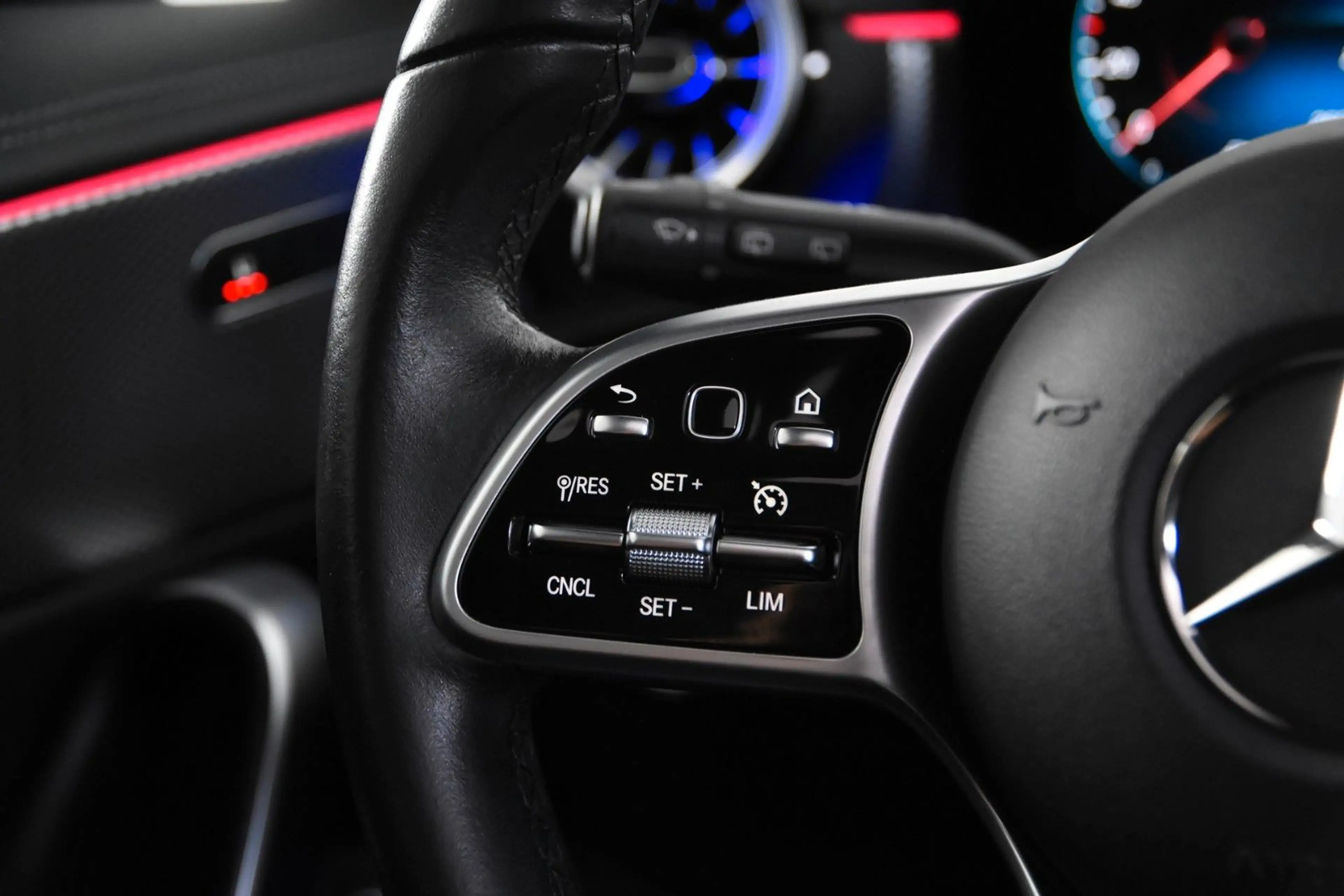 Mercedes-Benz CLA 180 Luxury *1.Hand*Leder*Pano.*SHZ* — photo 14