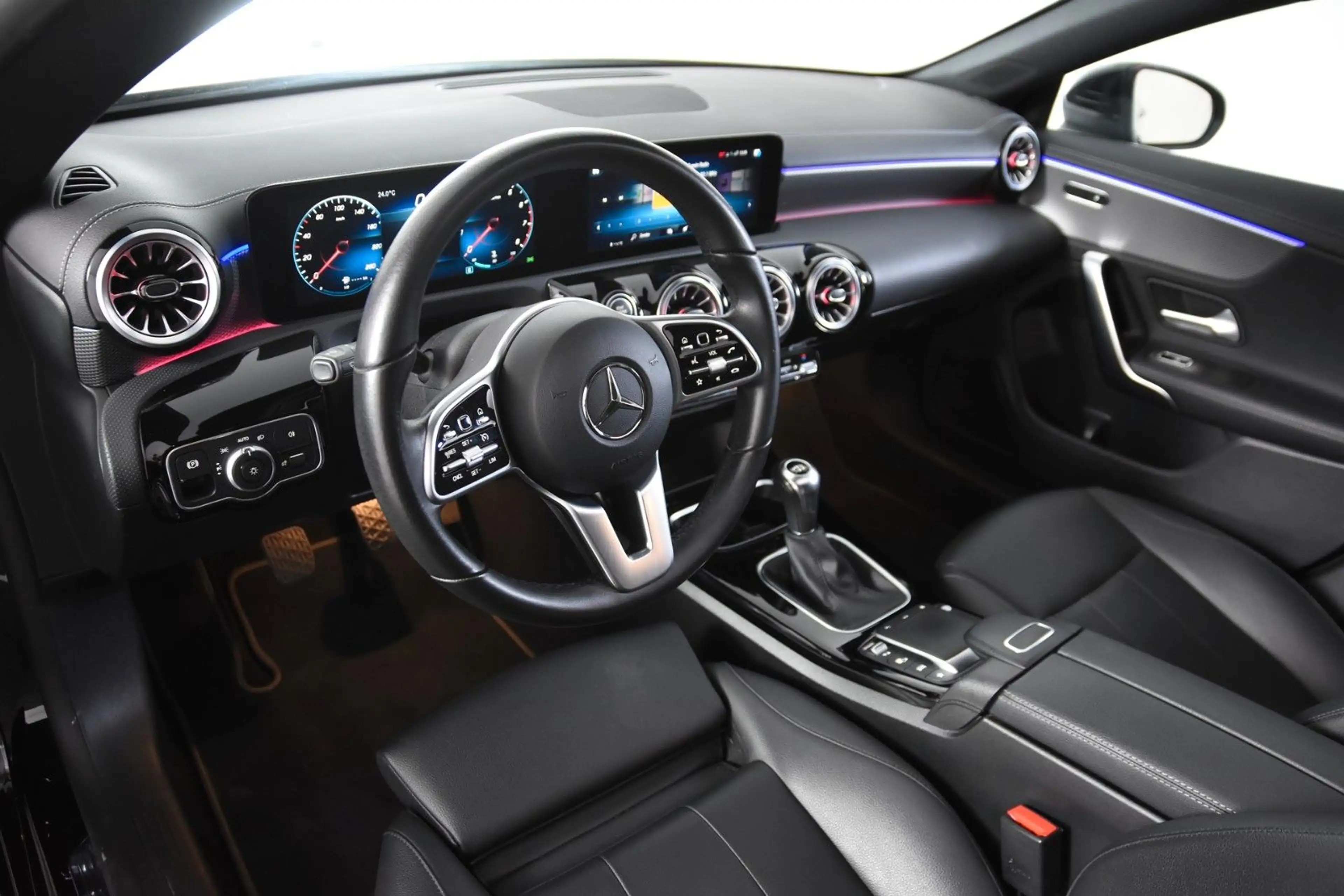 Mercedes-Benz CLA 180 Luxury *1.Hand*Leder*Pano.*SHZ* — photo 2