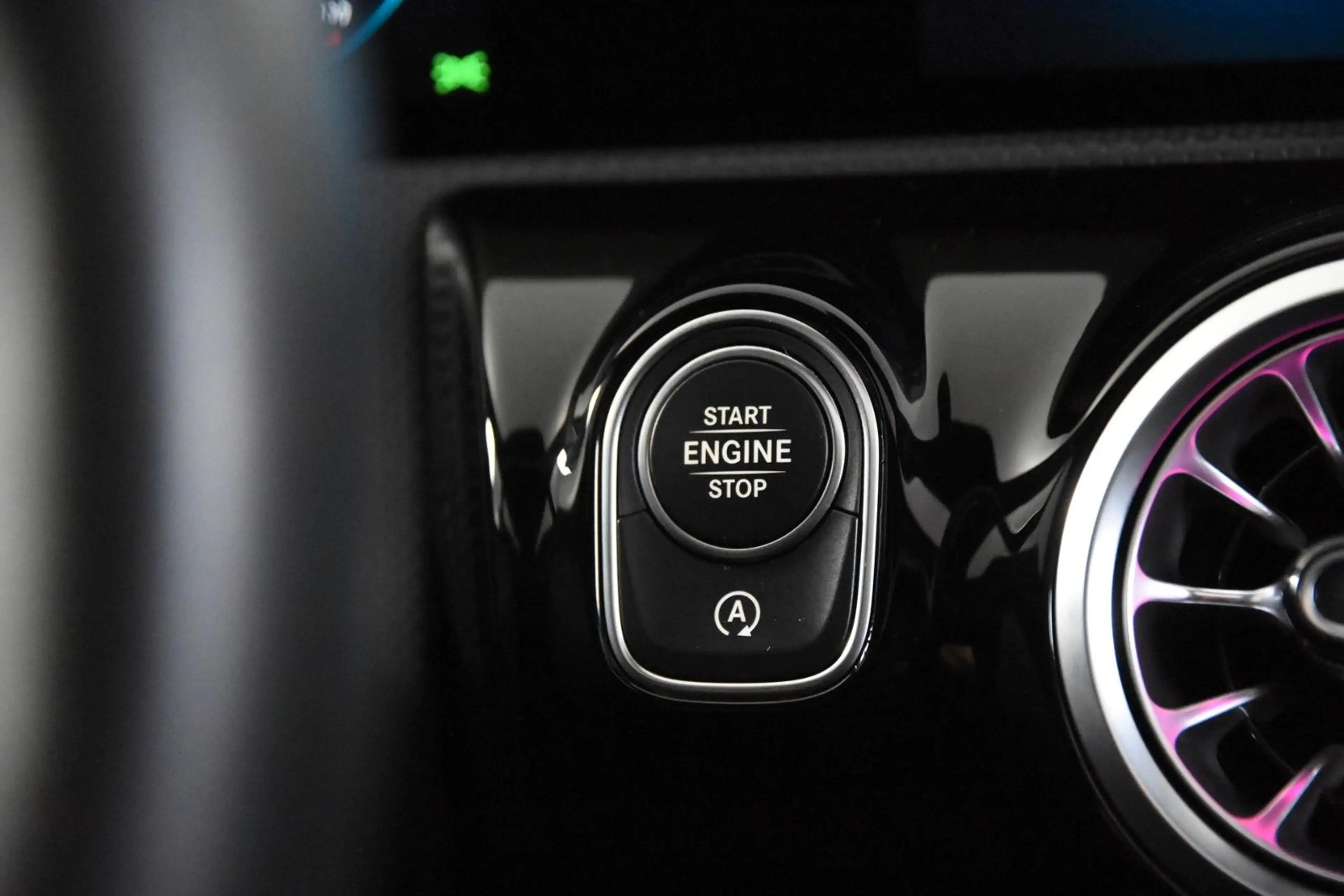 Mercedes-Benz CLA 180 Luxury *1.Hand*Leder*Pano.*SHZ* — photo 12