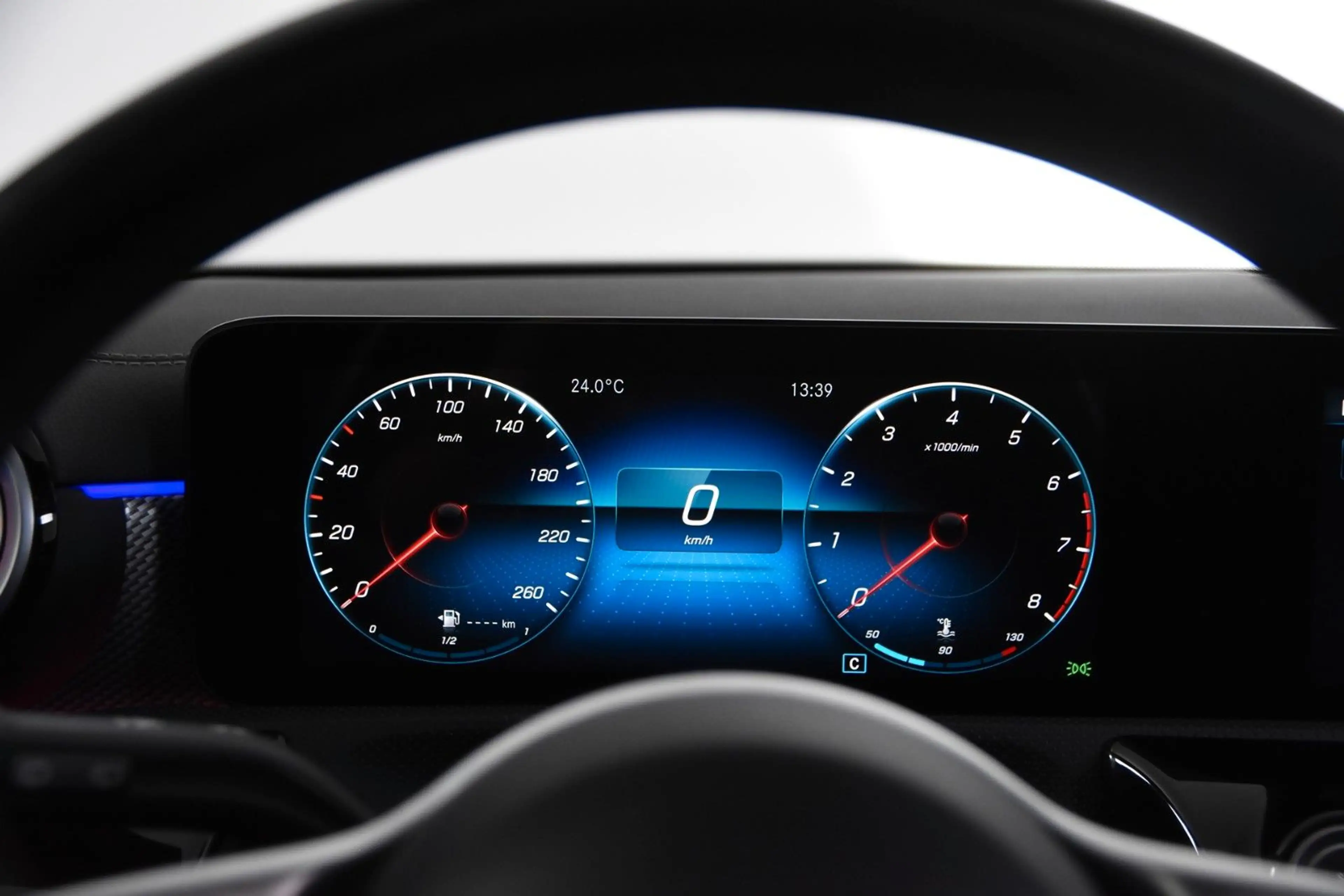 Mercedes-Benz CLA 180 Luxury *1.Hand*Leder*Pano.*SHZ* — photo 13