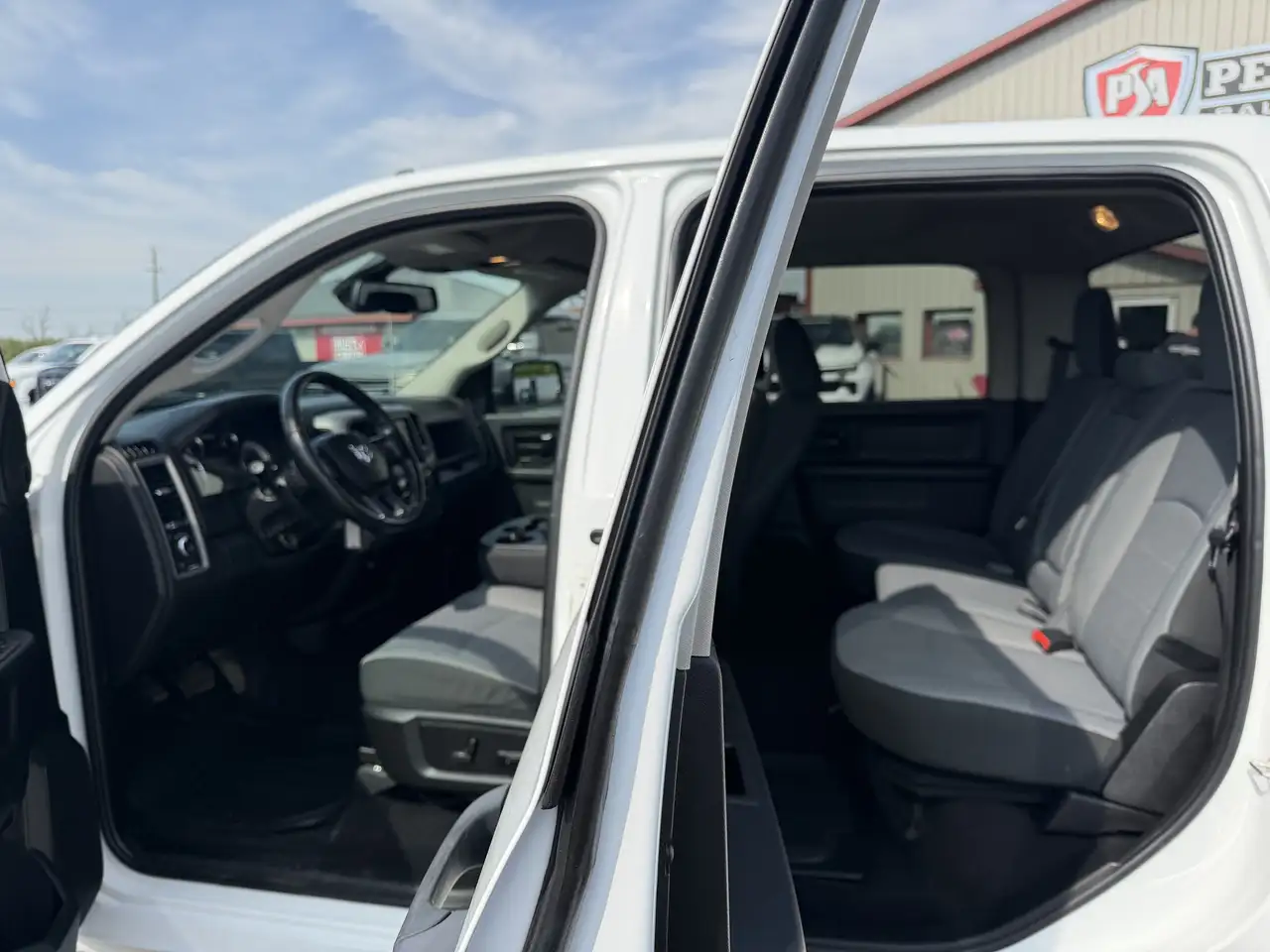 RAM 1500 снимка RAM 1500