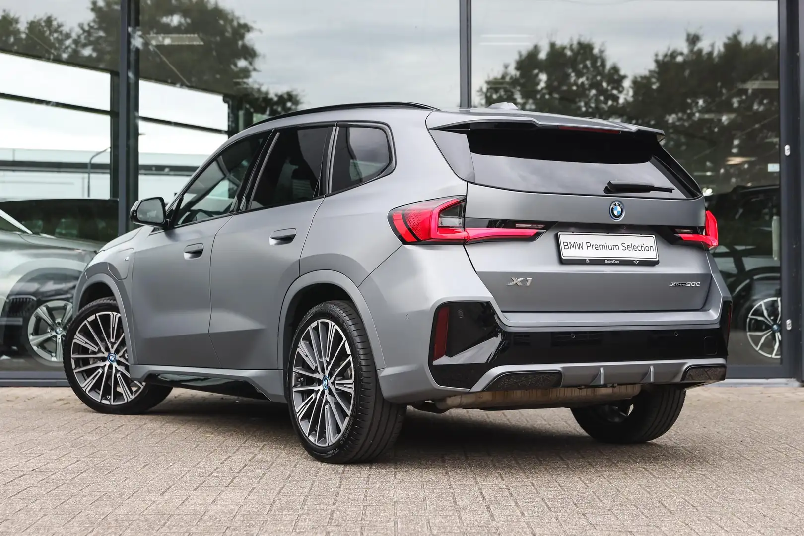 BMW X1 xDrive30e High Executive M Sport Automaat / Panora Grijs - 2