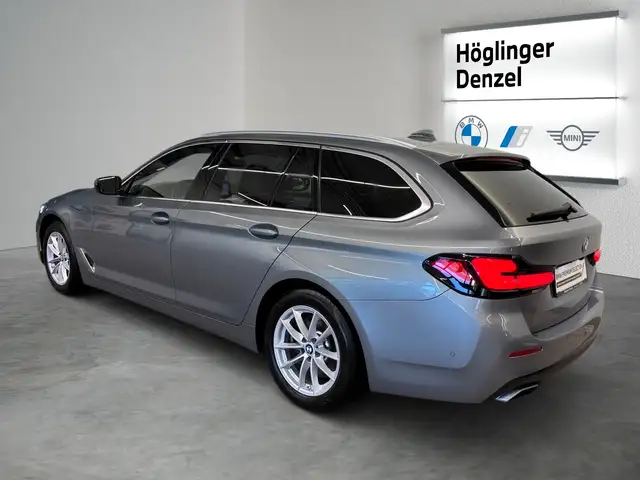 BMW 5 Series view 10