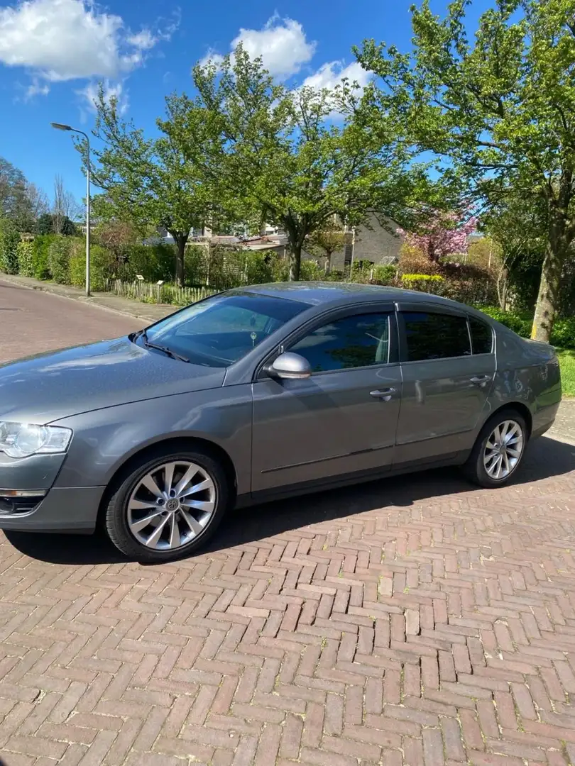 Volkswagen Passat 1.6 FSI Trendline Gris - 1