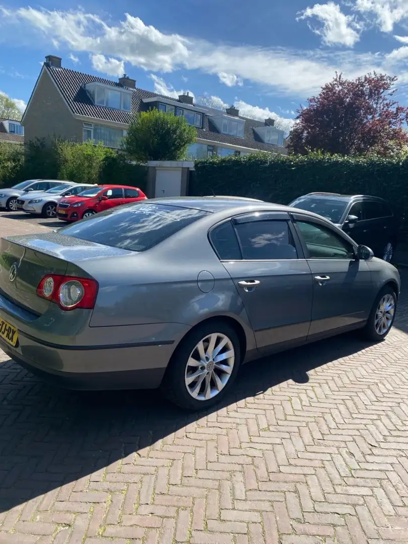 Volkswagen Passat 1.6 FSI Trendline Gris - 2