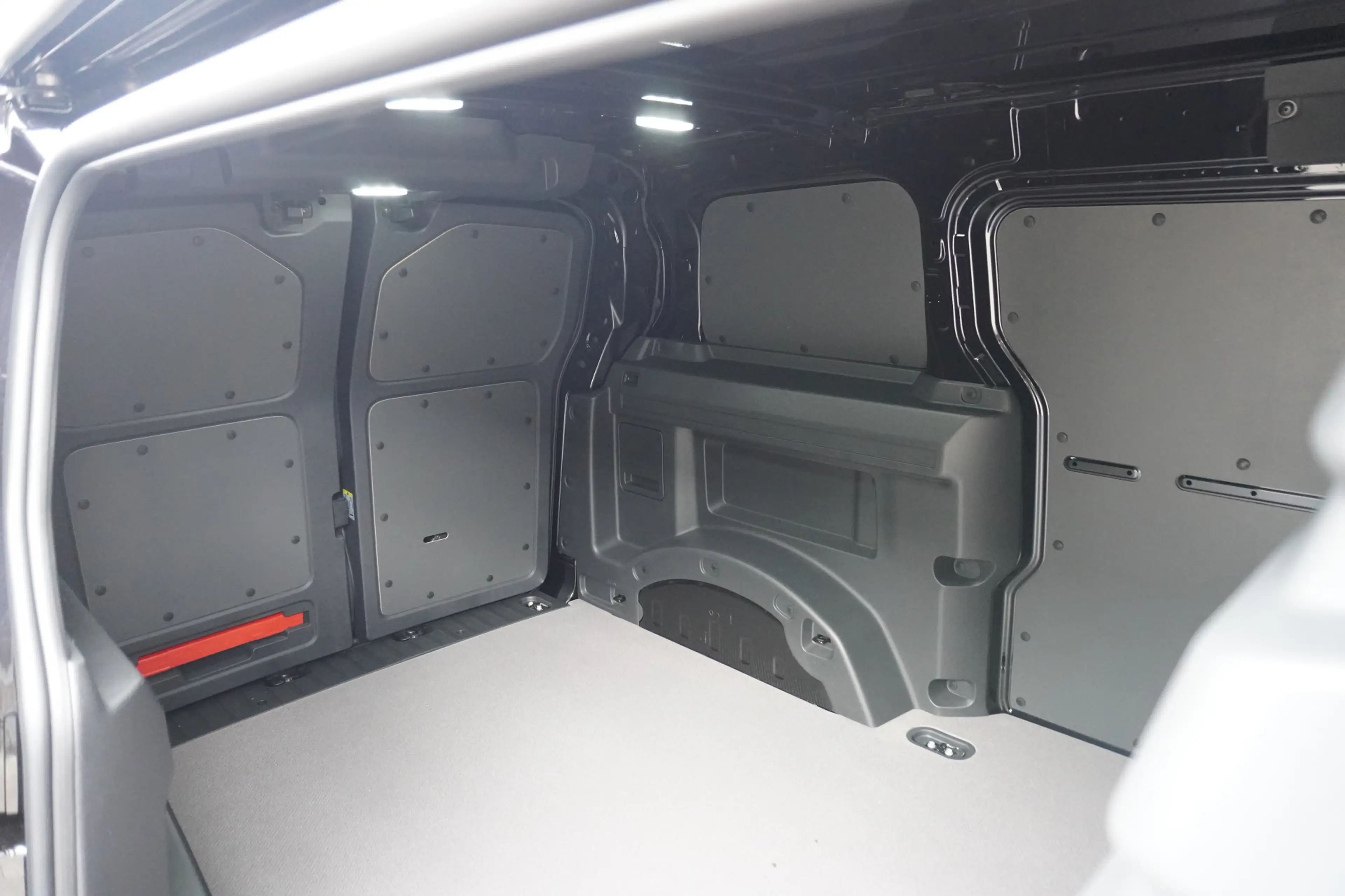 Volkswagen ID. Buzz Cargo ID. Buzz Cargo 340 pk 4-Motion Bulli Edition,  Ach — photo 10