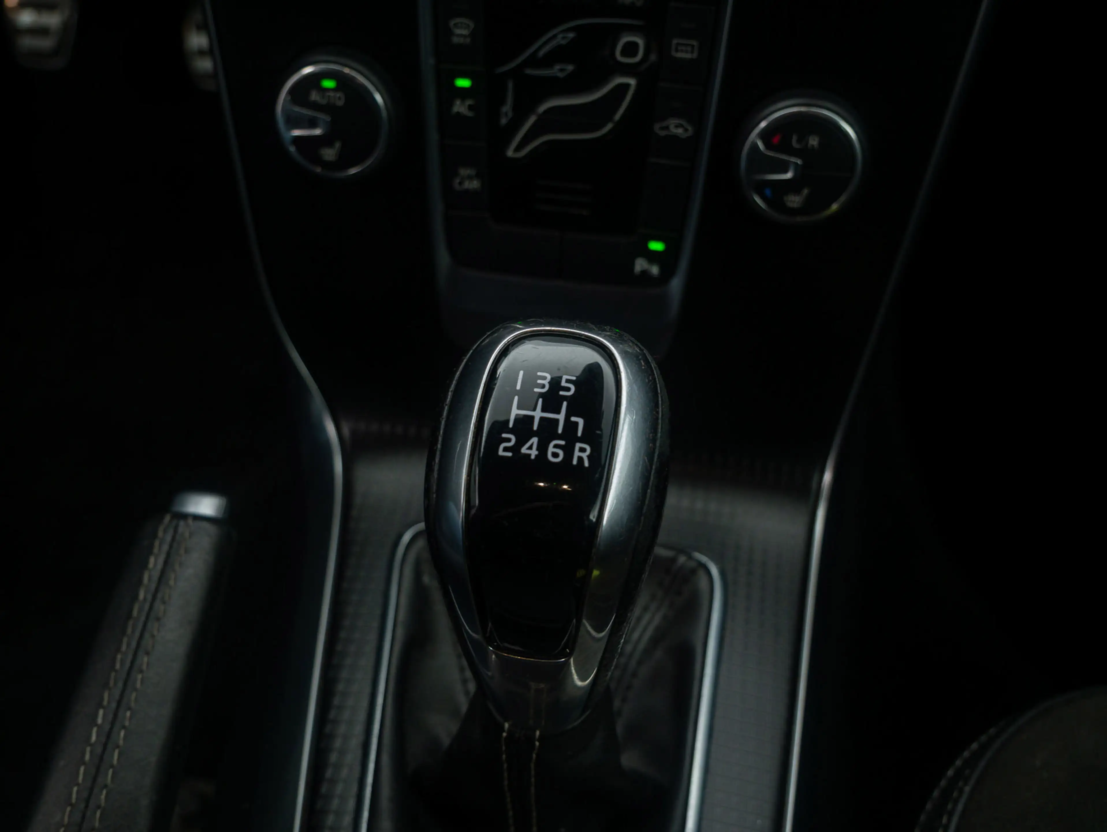 Volvo V40 2.0 D3 Business Sport R-Design Led/Stoelverw./Navi — photo 25