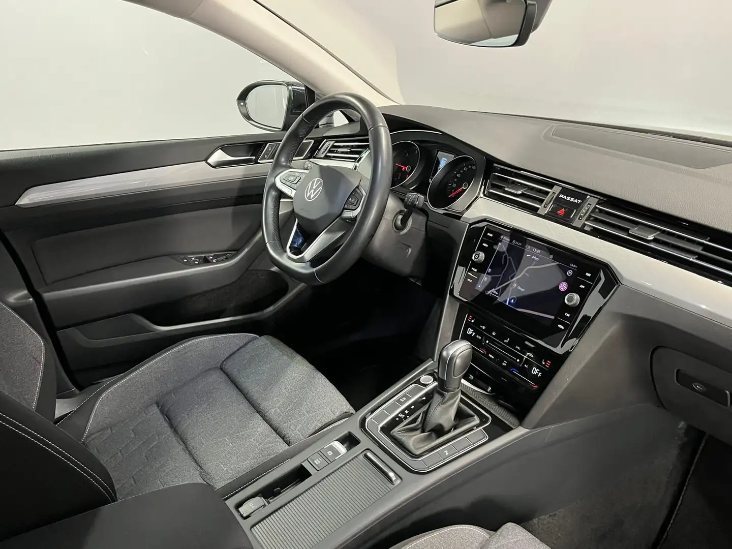 Volkswagen Passat Variant Business 2,0 SCR TDI DSG ***AHK-schwenkbar*** Schwarz - 2