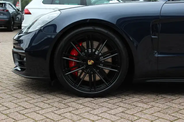 Porsche Panamera view 14