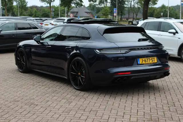 Porsche Panamera view 3