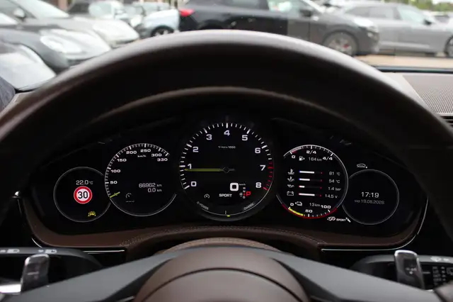 Porsche Panamera view 18